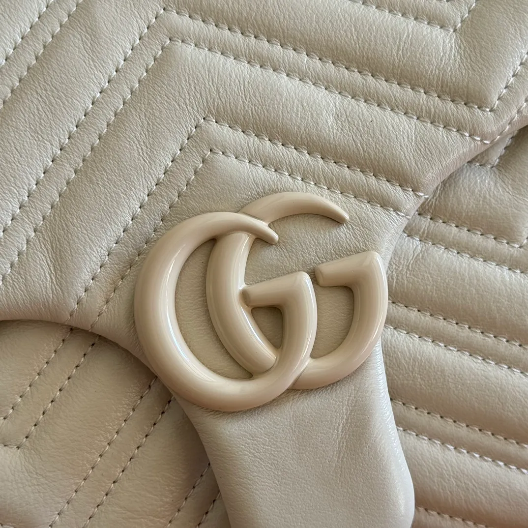 p1640💋💋💋【With full set of original counter packaging】💕2025 autumn and winter series, the brand's iconic GG Marmont series is ingeniously integrated with classic double G elements and faceted chain straps, creating a soft yet stiff silhouette design. This piece is crafted from soft, lightweight quilted V-shaped calfskin leather and features tonal enamel hardware and chain. Black soft lightweight quilted V-shaped calfskin leather. Tonal enamel hardware and chain. Black rayon lining. Double G. Interior: Zip pocket. Exterior: Back pocket. Sliding chain shoulder strap: Height: 28cm – 51cm. Magnetic closure. Ident.: 850676. Dimensions: 31cm (width) x 17cm (height) x 8cm (depth) Weight: approx. 0.5kg Color: white/soft leather. Made in Italy