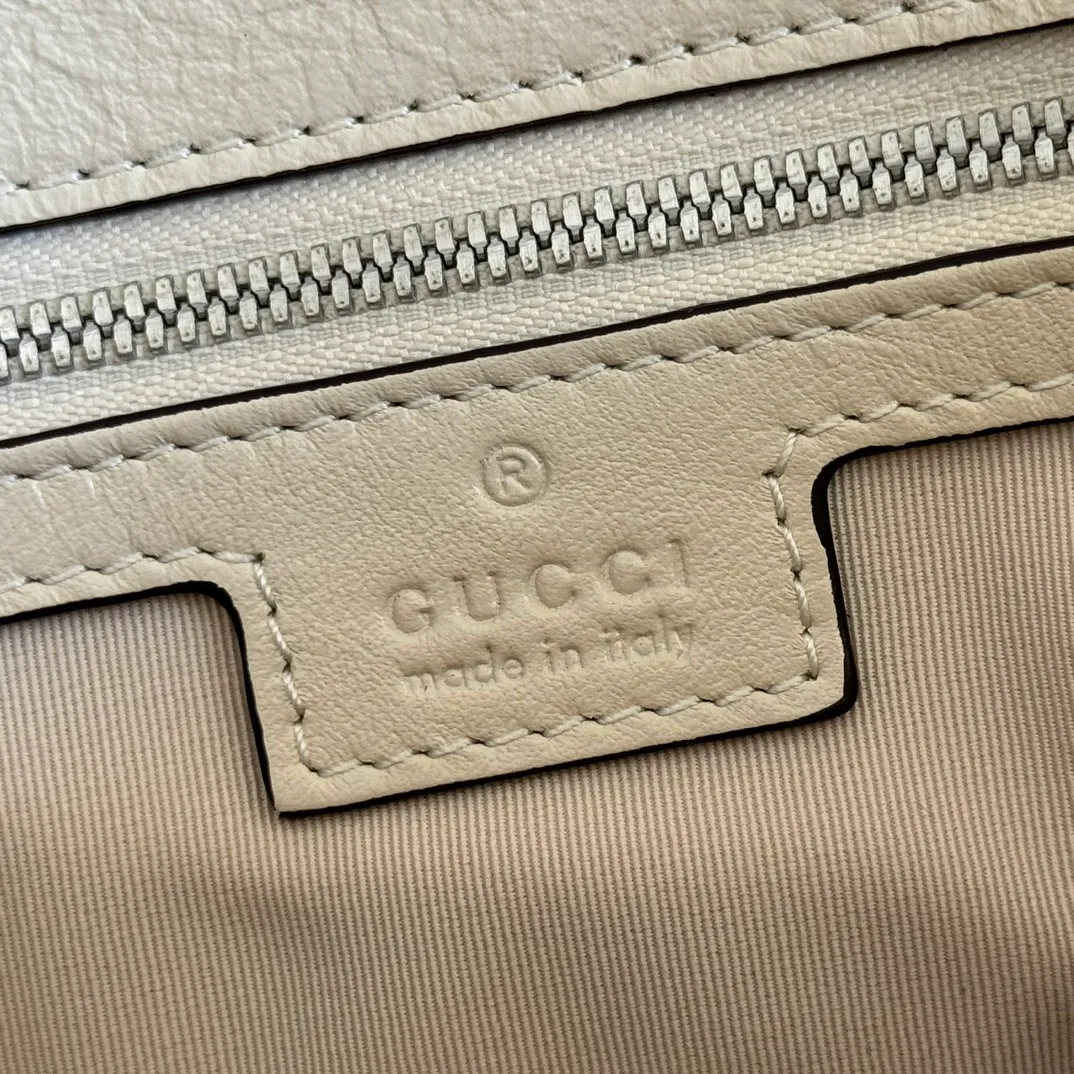 p1640💋💋💋【With full set of original counter packaging】💕2025 autumn and winter series, the brand's iconic GG Marmont series is ingeniously integrated with classic double G elements and faceted chain straps, creating a soft yet stiff silhouette design. This piece is crafted from soft, lightweight quilted V-shaped calfskin leather and features tonal enamel hardware and chain. Black soft lightweight quilted V-shaped calfskin leather. Tonal enamel hardware and chain. Black rayon lining. Double G. Interior: Zip pocket. Exterior: Back pocket. Sliding chain shoulder strap: Height: 28cm – 51cm. Magnetic closure. Ident.: 850676. Dimensions: 31cm (width) x 17cm (height) x 8cm (depth) Weight: approx. 0.5kg Color: white/soft leather. Made in Italy