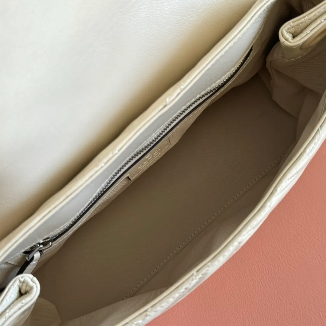 p1640💋💋💋【With full set of original counter packaging】💕2025 autumn and winter series, the brand's iconic GG Marmont series is ingeniously integrated with classic double G elements and faceted chain straps, creating a soft yet stiff silhouette design. This piece is crafted from soft, lightweight quilted V-shaped calfskin leather and features tonal enamel hardware and chain. Black soft lightweight quilted V-shaped calfskin leather. Tonal enamel hardware and chain. Black rayon lining. Double G. Interior: Zip pocket. Exterior: Back pocket. Sliding chain shoulder strap: Height: 28cm – 51cm. Magnetic closure. Ident.: 850676. Dimensions: 31cm (width) x 17cm (height) x 8cm (depth) Weight: approx. 0.5kg Color: white/soft leather. Made in Italy