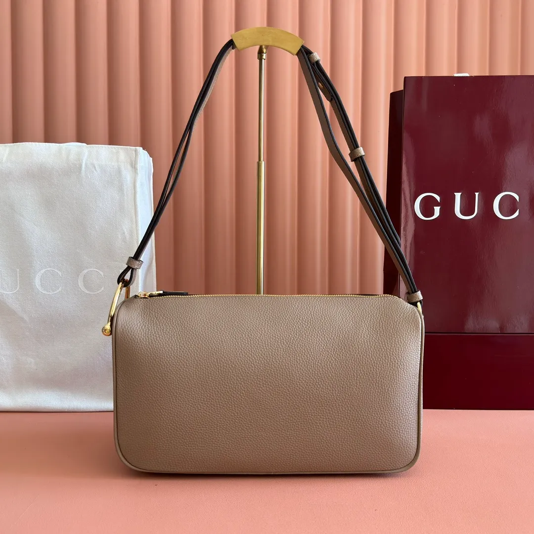 p1220💋💋💋【Original configuration counter full set packaging】Renewedly presents the Gucci Half Horsebit series, reinterpreting one of the brand's most iconic elements in a modern style. The collection cleverly combines relaxed silhouettes with the iconic half-horsebit hardware, which gives rise to its name. Ivory grained soft leather Gold-tone hardware White linen-cotton blend lining Half horsebit closure Interior: One open pocket Adjustable cowhide leather shoulder strap (height: 32cm - 34cm; length: 66cm - 73cm) Zip closure Ident: 860787. Dimensions: 31.5cm (width) x 17cm (height) x 12cm (depth) Weight: approx. 0.7kg
