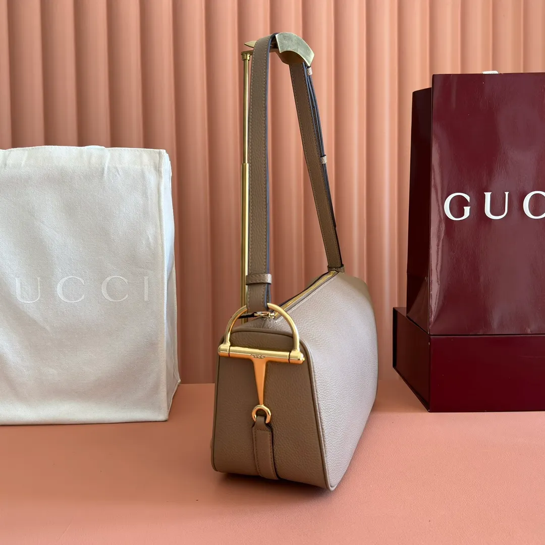 p1220💋💋💋【Original configuration counter full set packaging】Renewedly presents the Gucci Half Horsebit series, reinterpreting one of the brand's most iconic elements in a modern style. The collection cleverly combines relaxed silhouettes with the iconic half-horsebit hardware, which gives rise to its name. Ivory grained soft leather Gold-tone hardware White linen-cotton blend lining Half horsebit closure Interior: One open pocket Adjustable cowhide leather shoulder strap (height: 32cm - 34cm; length: 66cm - 73cm) Zip closure Ident: 860787. Dimensions: 31.5cm (width) x 17cm (height) x 12cm (depth) Weight: approx. 0.7kg