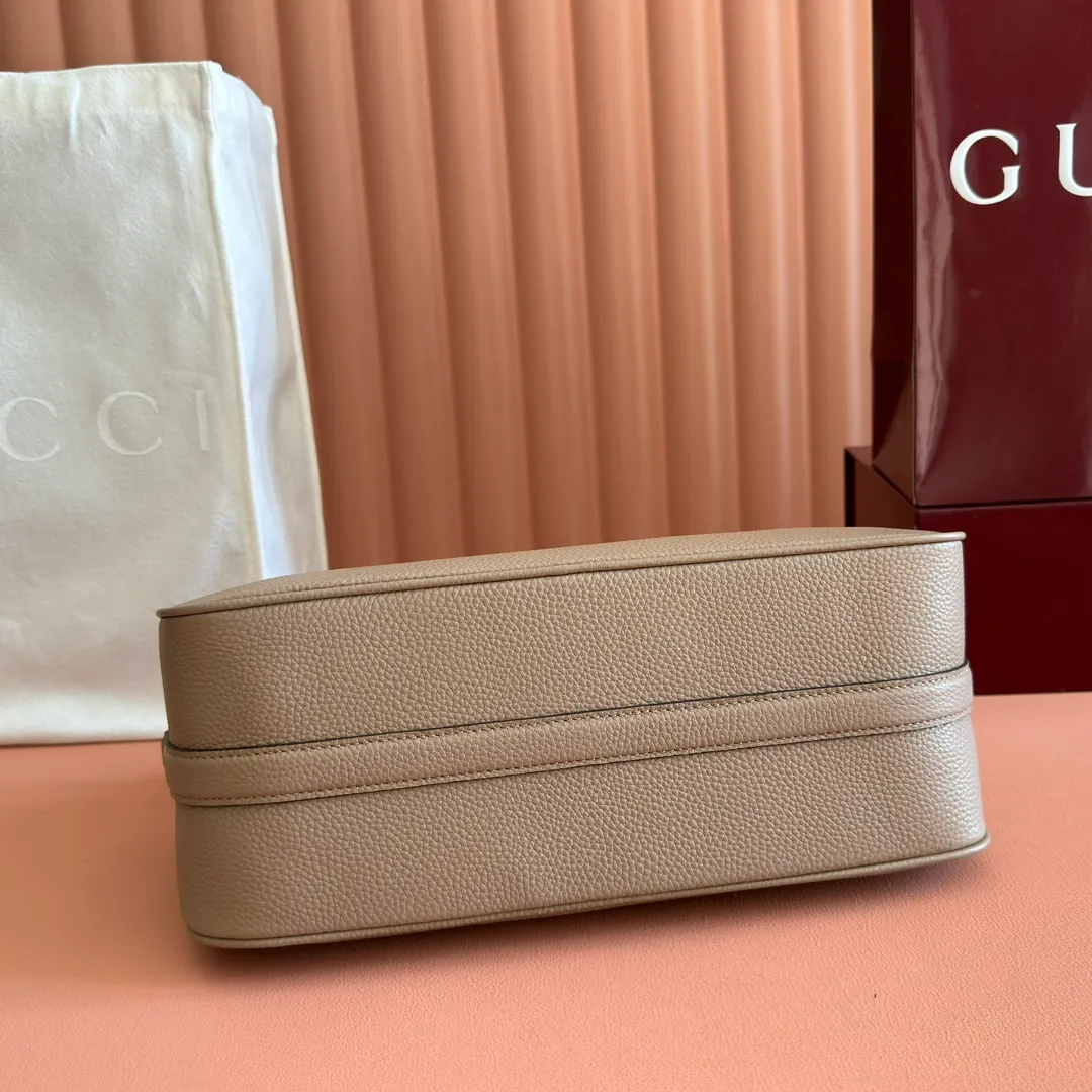 p1220💋💋💋【Original configuration counter full set packaging】Renewedly presents the Gucci Half Horsebit series, reinterpreting one of the brand's most iconic elements in a modern style. The collection cleverly combines relaxed silhouettes with the iconic half-horsebit hardware, which gives rise to its name. Ivory grained soft leather Gold-tone hardware White linen-cotton blend lining Half horsebit closure Interior: One open pocket Adjustable cowhide leather shoulder strap (height: 32cm - 34cm; length: 66cm - 73cm) Zip closure Ident: 860787. Dimensions: 31.5cm (width) x 17cm (height) x 12cm (depth) Weight: approx. 0.7kg