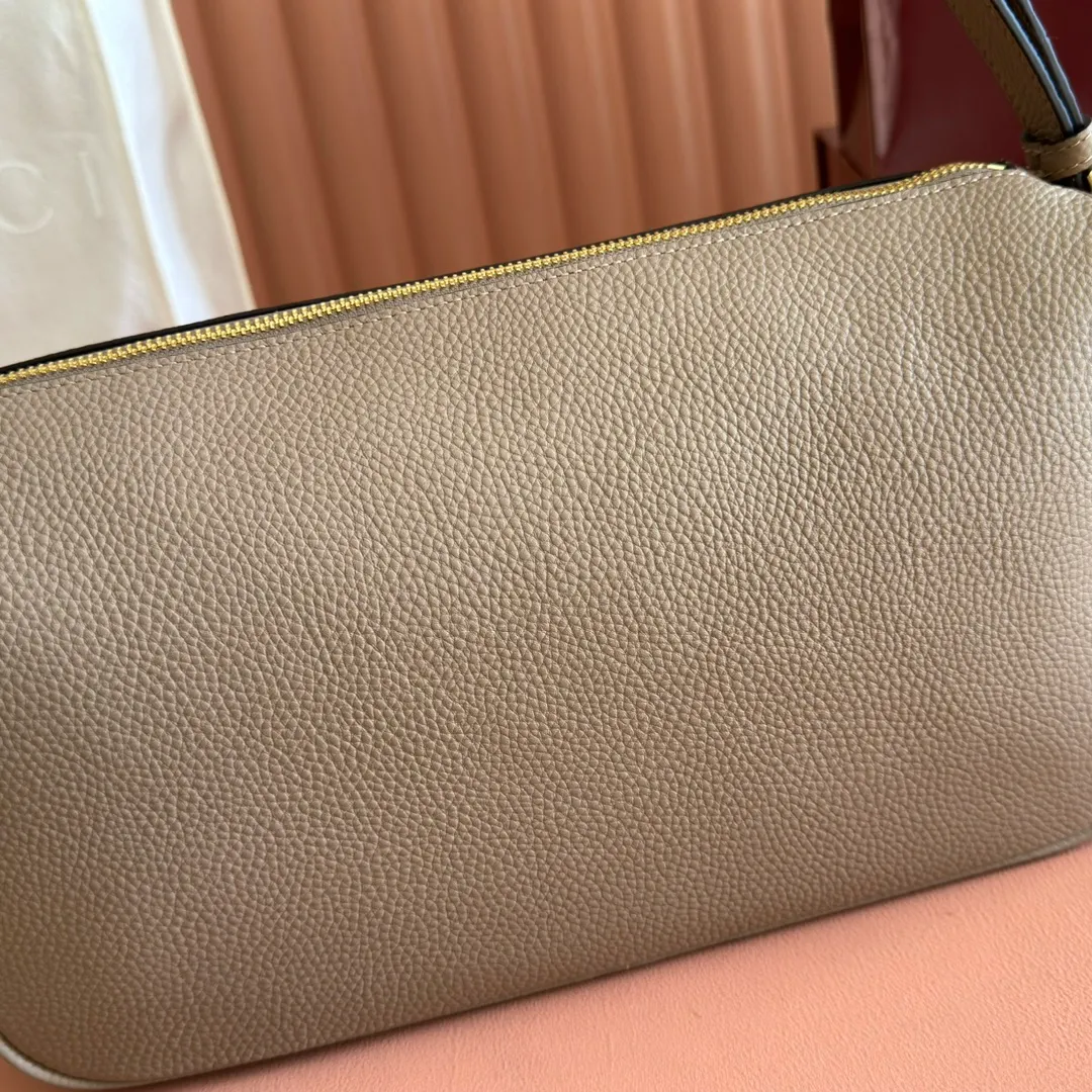 p1220💋💋💋【Original configuration counter full set packaging】Renewedly presents the Gucci Half Horsebit series, reinterpreting one of the brand's most iconic elements in a modern style. The collection cleverly combines relaxed silhouettes with the iconic half-horsebit hardware, which gives rise to its name. Ivory grained soft leather Gold-tone hardware White linen-cotton blend lining Half horsebit closure Interior: One open pocket Adjustable cowhide leather shoulder strap (height: 32cm - 34cm; length: 66cm - 73cm) Zip closure Ident: 860787. Dimensions: 31.5cm (width) x 17cm (height) x 12cm (depth) Weight: approx. 0.7kg