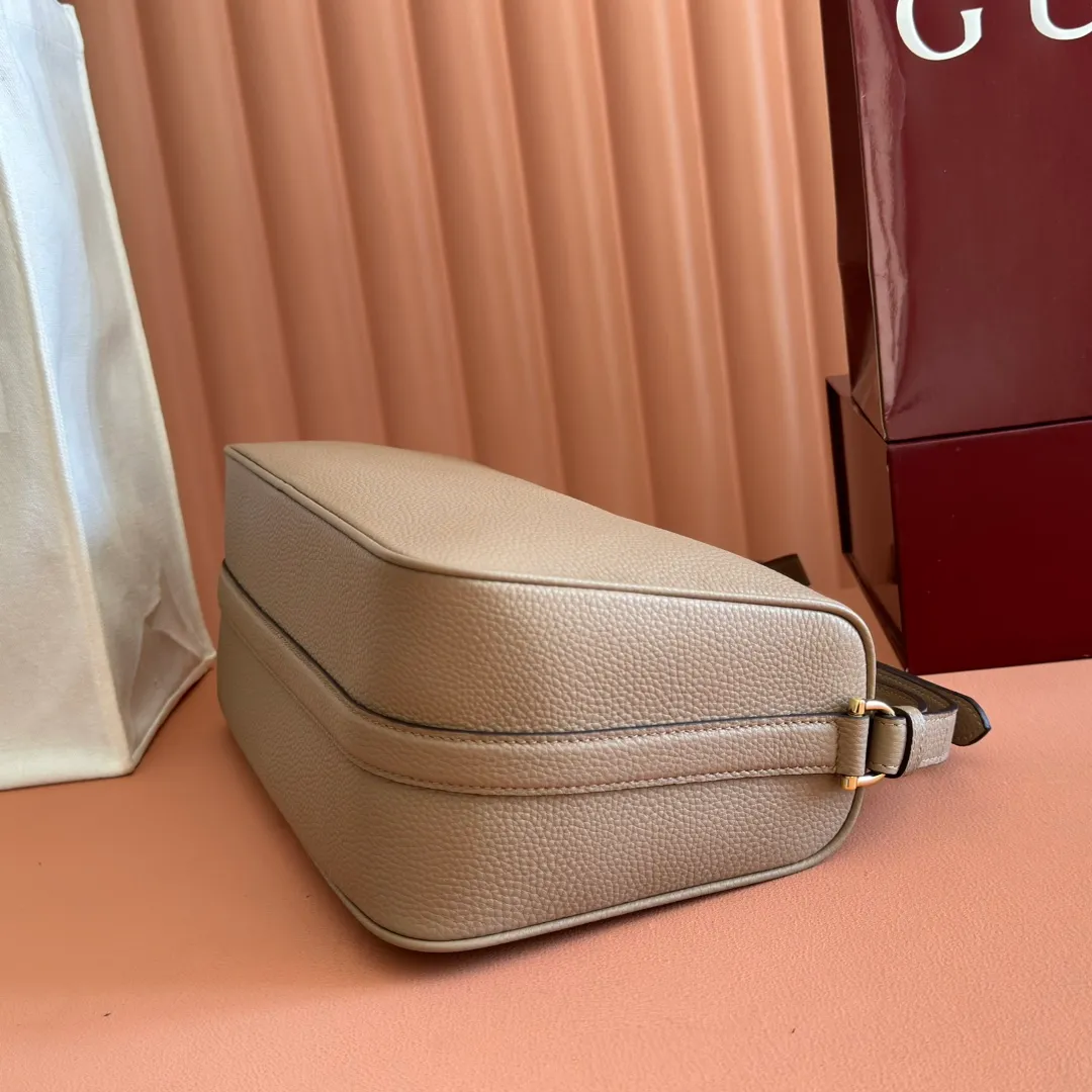 p1220💋💋💋【Original configuration counter full set packaging】Renewedly presents the Gucci Half Horsebit series, reinterpreting one of the brand's most iconic elements in a modern style. The collection cleverly combines relaxed silhouettes with the iconic half-horsebit hardware, which gives rise to its name. Ivory grained soft leather Gold-tone hardware White linen-cotton blend lining Half horsebit closure Interior: One open pocket Adjustable cowhide leather shoulder strap (height: 32cm - 34cm; length: 66cm - 73cm) Zip closure Ident: 860787. Dimensions: 31.5cm (width) x 17cm (height) x 12cm (depth) Weight: approx. 0.7kg