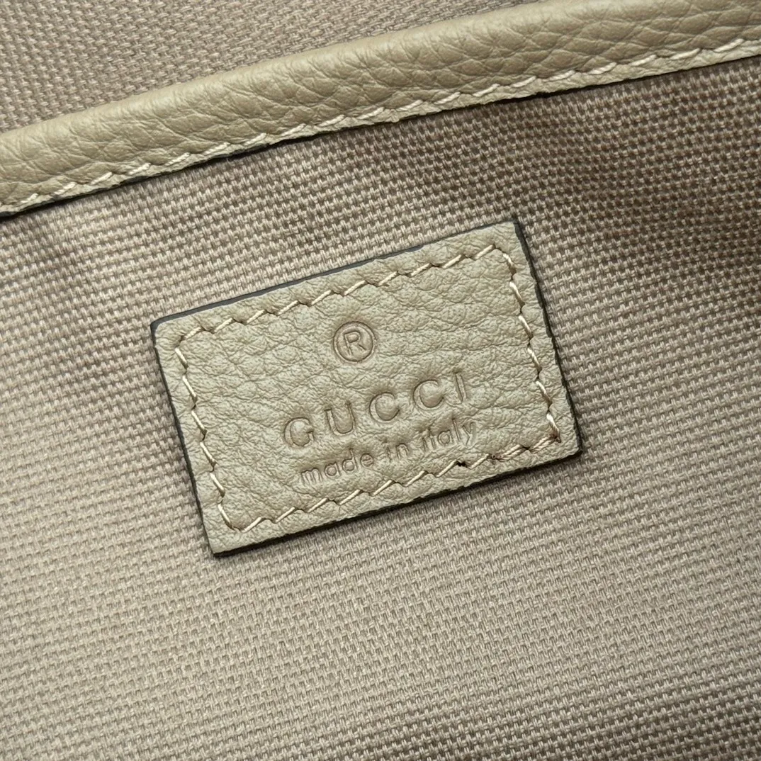 p1220💋💋💋【Original configuration counter full set packaging】Renewedly presents the Gucci Half Horsebit series, reinterpreting one of the brand's most iconic elements in a modern style. The collection cleverly combines relaxed silhouettes with the iconic half-horsebit hardware, which gives rise to its name. Ivory grained soft leather Gold-tone hardware White linen-cotton blend lining Half horsebit closure Interior: One open pocket Adjustable cowhide leather shoulder strap (height: 32cm - 34cm; length: 66cm - 73cm) Zip closure Ident: 860787. Dimensions: 31.5cm (width) x 17cm (height) x 12cm (depth) Weight: approx. 0.7kg