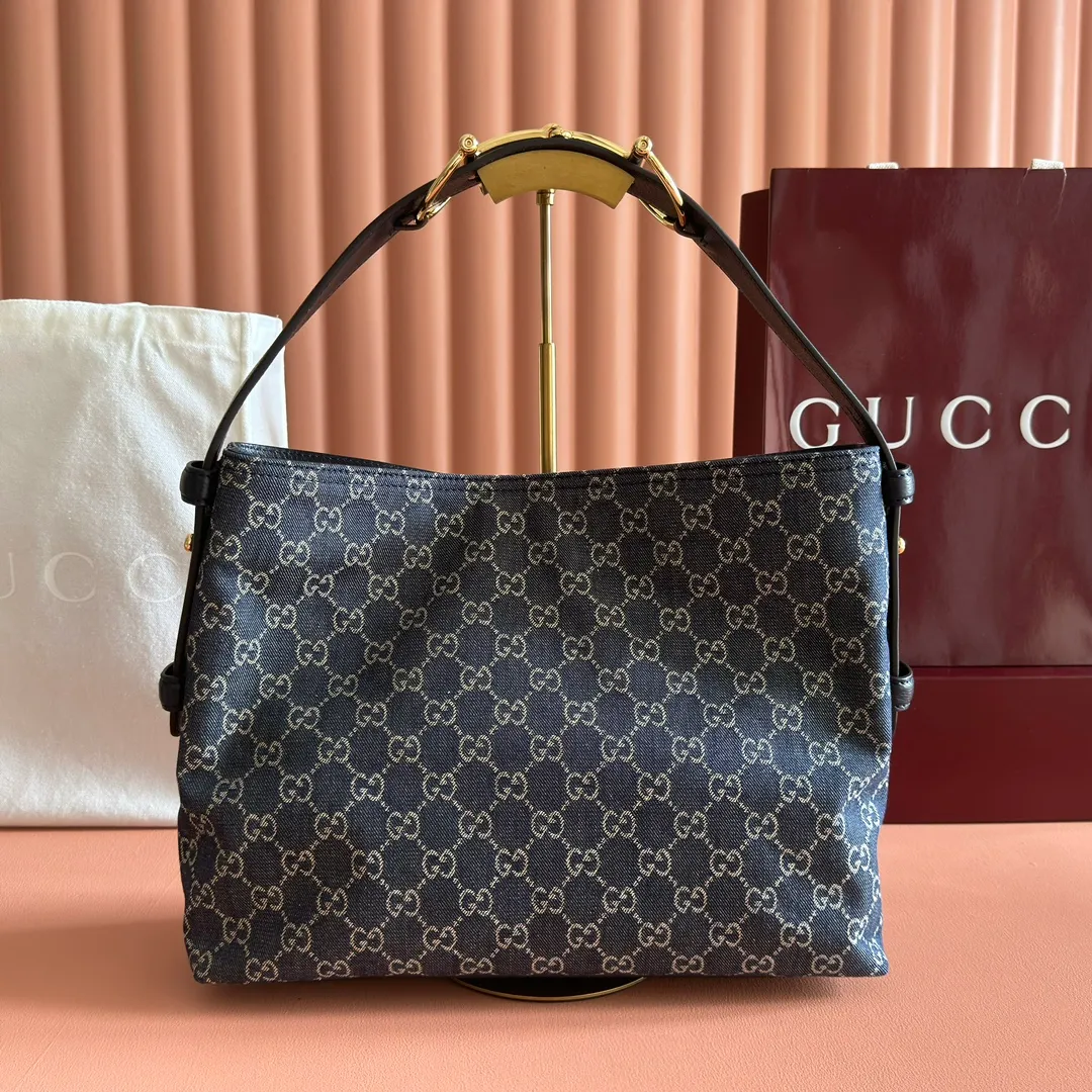 p1240. 💋💋💋 Anti-pattern oil edges [with full set of original counter packaging] 2025 autumn and winter series, Gucci Beatrix series handbags adopt a casual silhouette, and the shoulder straps are decorated with iconic horsebit details to further enhance the fashion sense. Gold-toned accessories add to the sophisticated elegance of the design, and an interior zippered pocket keeps your belongings securely stored. Combining elegance and functionality, it easily accommodates daily essentials. Black soft glossy calfskin. Gold-tone hardware. Black cotton and linen blend lining. Horsebit detail on shoulder strap. Interior: Zip pocket. Shoulder strap: 21 cm high; 85 cm long. Ident: 850926. Dimensions: 35cm (width) x 27.5cm (height) x 11cm (depth) Weight: approx. 0.7kg Colour: blue cloth Made in Italy