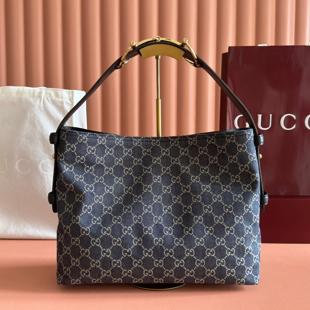 p1240. 💋💋💋 Anti-pattern oil edges [with full set of original counter packaging] 2025 autumn and winter series, Gucci Beatrix series handbags adopt a casual silhouette, and the shoulder straps are decorated with iconic horsebit details to further enhance the fashion sense. Gold-toned accessories add to the sophisticated elegance of the design, and an interior zippered pocket keeps your belongings securely stored. Combining elegance and functionality, it easily accommodates daily essentials. Black soft glossy calfskin. Gold-tone hardware. Black cotton and linen blend lining. Horsebit detail on shoulder strap. Interior: Zip pocket. Shoulder strap: 21 cm high; 85 cm long. Ident: 850926. Dimensions: 35cm (width) x 27.5cm (height) x 11cm (depth) Weight: approx. 0.7kg Colour: blue cloth Made in Italy