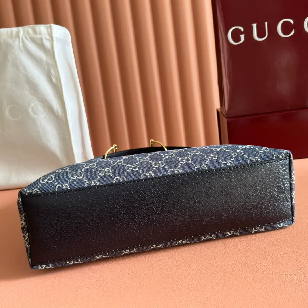 p1240. 💋💋💋 Anti-pattern oil edges [with full set of original counter packaging] 2025 autumn and winter series, Gucci Beatrix series handbags adopt a casual silhouette, and the shoulder straps are decorated with iconic horsebit details to further enhance the fashion sense. Gold-toned accessories add to the sophisticated elegance of the design, and an interior zippered pocket keeps your belongings securely stored. Combining elegance and functionality, it easily accommodates daily essentials. Black soft glossy calfskin. Gold-tone hardware. Black cotton and linen blend lining. Horsebit detail on shoulder strap. Interior: Zip pocket. Shoulder strap: 21 cm high; 85 cm long. Ident: 850926. Dimensions: 35cm (width) x 27.5cm (height) x 11cm (depth) Weight: approx. 0.7kg Colour: blue cloth Made in Italy