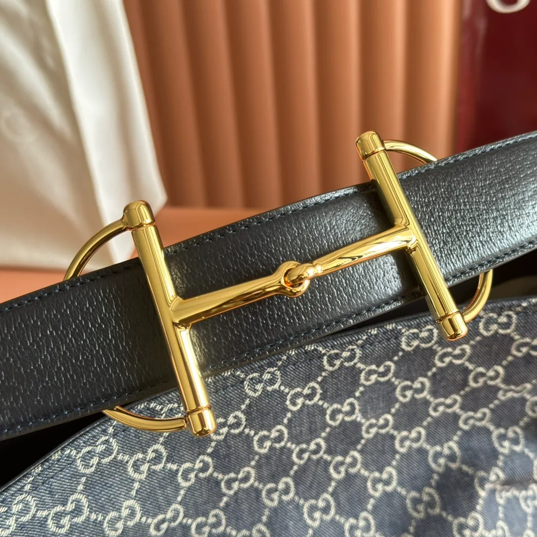 p1240. 💋💋💋 Anti-pattern oil edges [with full set of original counter packaging] 2025 autumn and winter series, Gucci Beatrix series handbags adopt a casual silhouette, and the shoulder straps are decorated with iconic horsebit details to further enhance the fashion sense. Gold-toned accessories add to the sophisticated elegance of the design, and an interior zippered pocket keeps your belongings securely stored. Combining elegance and functionality, it easily accommodates daily essentials. Black soft glossy calfskin. Gold-tone hardware. Black cotton and linen blend lining. Horsebit detail on shoulder strap. Interior: Zip pocket. Shoulder strap: 21 cm high; 85 cm long. Ident: 850926. Dimensions: 35cm (width) x 27.5cm (height) x 11cm (depth) Weight: approx. 0.7kg Colour: blue cloth Made in Italy