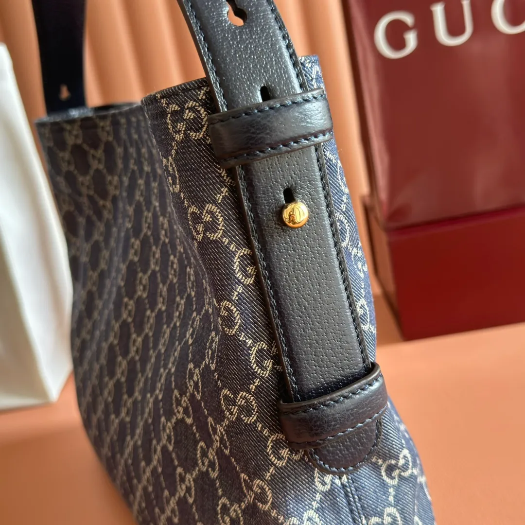 p1240. 💋💋💋 Anti-pattern oil edges [with full set of original counter packaging] 2025 autumn and winter series, Gucci Beatrix series handbags adopt a casual silhouette, and the shoulder straps are decorated with iconic horsebit details to further enhance the fashion sense. Gold-toned accessories add to the sophisticated elegance of the design, and an interior zippered pocket keeps your belongings securely stored. Combining elegance and functionality, it easily accommodates daily essentials. Black soft glossy calfskin. Gold-tone hardware. Black cotton and linen blend lining. Horsebit detail on shoulder strap. Interior: Zip pocket. Shoulder strap: 21 cm high; 85 cm long. Ident: 850926. Dimensions: 35cm (width) x 27.5cm (height) x 11cm (depth) Weight: approx. 0.7kg Colour: blue cloth Made in Italy