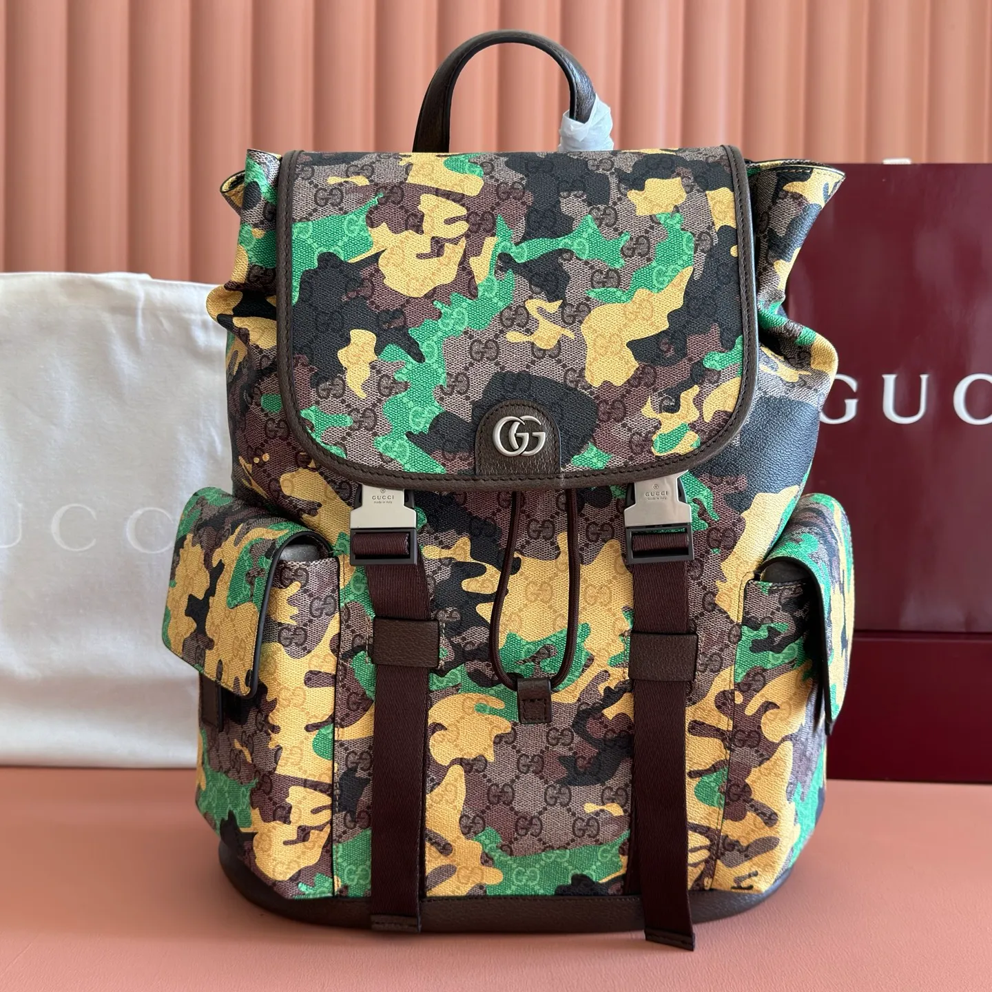p1320. 💋💋💋【With full set of original counter packaging】💕Vivid camouflage combined with unique color matching, a new interpretation of the classic GG pattern. This large backpack is made of coated fabric with a marbled GG monogram pattern and is crafted with Double G details. Green and yellow camouflage marbled GG coated fabric Brown leather trim Palladium tone hardware Unique cotton and linen lining Double G Padded mesh at back Canvas shoulder strap Interior: 1 padded laptop compartment Exterior: 2 flap side pockets Handle height: 8.5 cm Flap closure Ident No.: 839110. Dimensions: 35cm (width) x 46cm (height) x 12cm (depth) Weight: approx. 1.4kg Color: brown/yellow camouflage pvc. Made in Italy