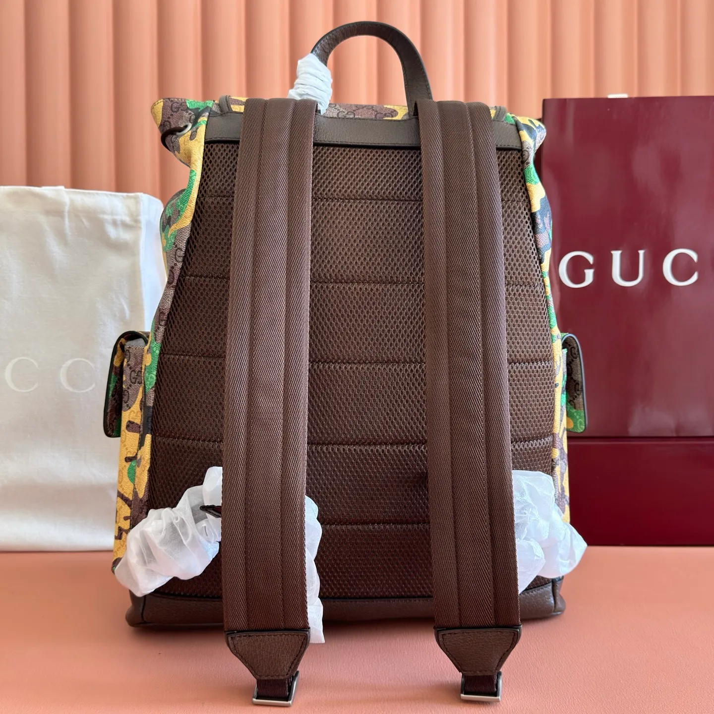 p1320. 💋💋💋【With full set of original counter packaging】💕Vivid camouflage combined with unique color matching, a new interpretation of the classic GG pattern. This large backpack is made of coated fabric with a marbled GG monogram pattern and is crafted with Double G details. Green and yellow camouflage marbled GG coated fabric Brown leather trim Palladium tone hardware Unique cotton and linen lining Double G Padded mesh at back Canvas shoulder strap Interior: 1 padded laptop compartment Exterior: 2 flap side pockets Handle height: 8.5 cm Flap closure Ident No.: 839110. Dimensions: 35cm (width) x 46cm (height) x 12cm (depth) Weight: approx. 1.4kg Color: brown/yellow camouflage pvc. Made in Italy