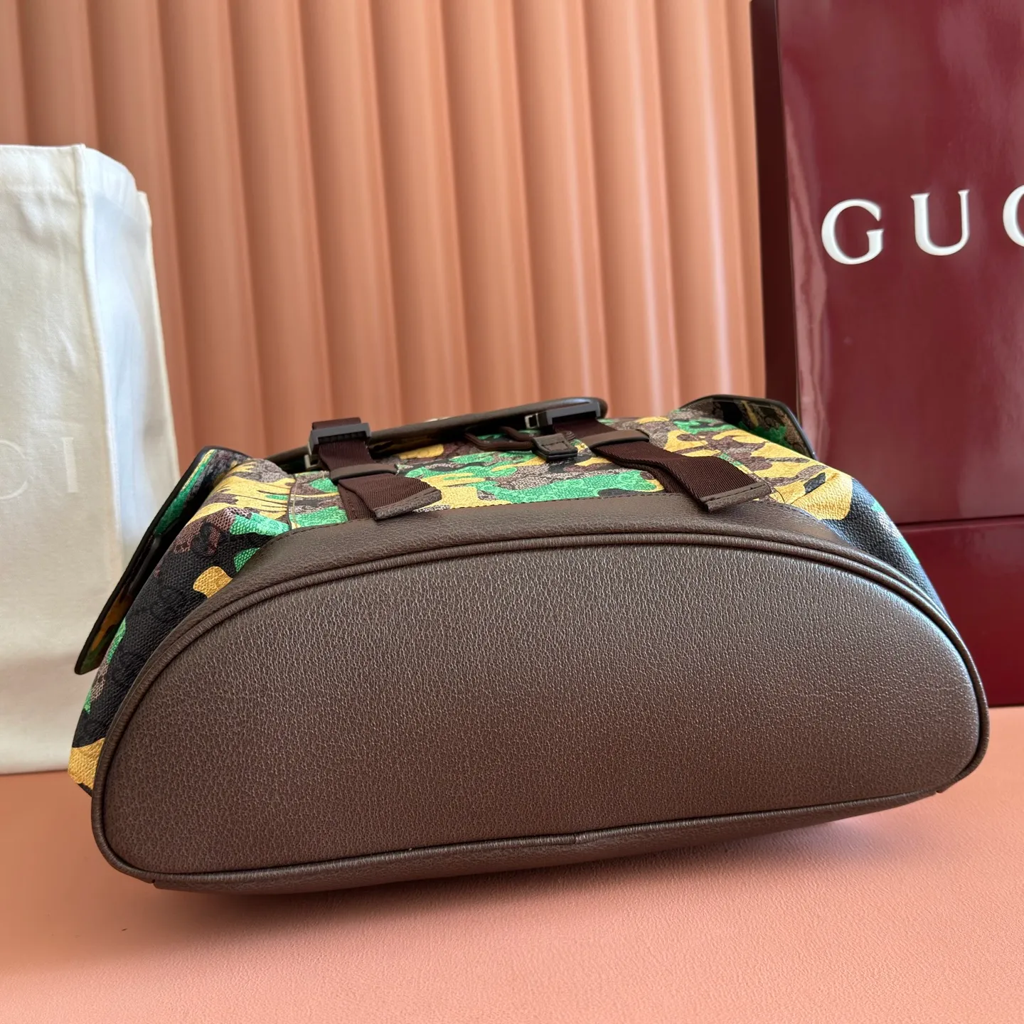 p1320. 💋💋💋【With full set of original counter packaging】💕Vivid camouflage combined with unique color matching, a new interpretation of the classic GG pattern. This large backpack is made of coated fabric with a marbled GG monogram pattern and is crafted with Double G details. Green and yellow camouflage marbled GG coated fabric Brown leather trim Palladium tone hardware Unique cotton and linen lining Double G Padded mesh at back Canvas shoulder strap Interior: 1 padded laptop compartment Exterior: 2 flap side pockets Handle height: 8.5 cm Flap closure Ident No.: 839110. Dimensions: 35cm (width) x 46cm (height) x 12cm (depth) Weight: approx. 1.4kg Color: brown/yellow camouflage pvc. Made in Italy
