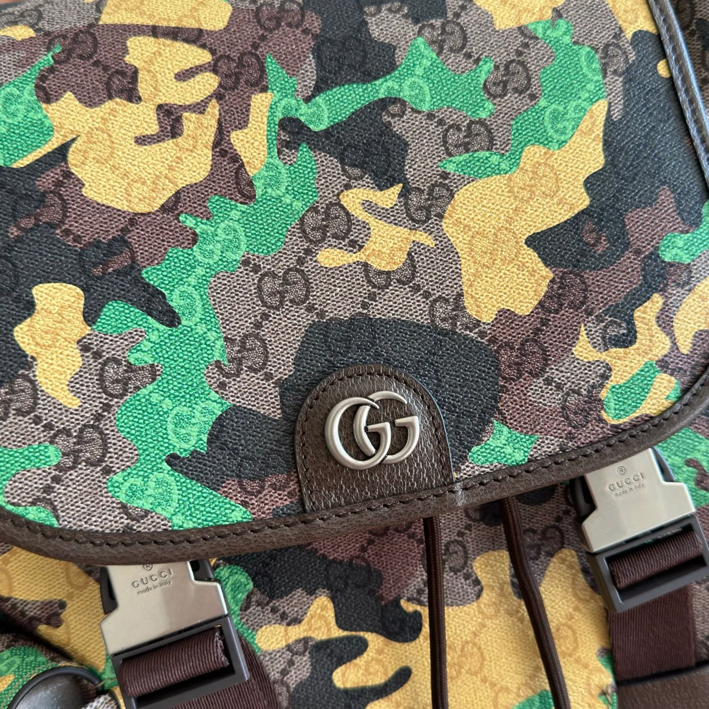 p1320. 💋💋💋【With full set of original counter packaging】💕Vivid camouflage combined with unique color matching, a new interpretation of the classic GG pattern. This large backpack is made of coated fabric with a marbled GG monogram pattern and is crafted with Double G details. Green and yellow camouflage marbled GG coated fabric Brown leather trim Palladium tone hardware Unique cotton and linen lining Double G Padded mesh at back Canvas shoulder strap Interior: 1 padded laptop compartment Exterior: 2 flap side pockets Handle height: 8.5 cm Flap closure Ident No.: 839110. Dimensions: 35cm (width) x 46cm (height) x 12cm (depth) Weight: approx. 1.4kg Color: brown/yellow camouflage pvc. Made in Italy