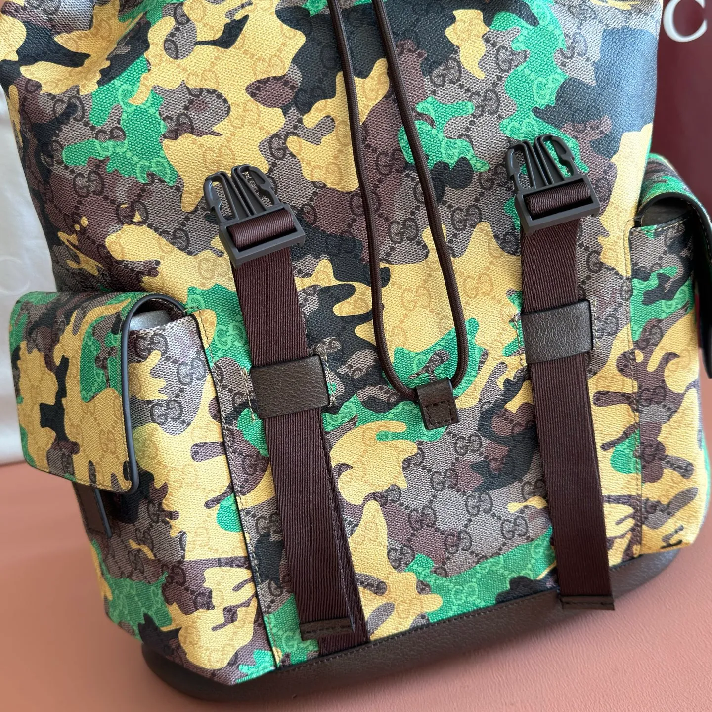 p1320. 💋💋💋【With full set of original counter packaging】💕Vivid camouflage combined with unique color matching, a new interpretation of the classic GG pattern. This large backpack is made of coated fabric with a marbled GG monogram pattern and is crafted with Double G details. Green and yellow camouflage marbled GG coated fabric Brown leather trim Palladium tone hardware Unique cotton and linen lining Double G Padded mesh at back Canvas shoulder strap Interior: 1 padded laptop compartment Exterior: 2 flap side pockets Handle height: 8.5 cm Flap closure Ident No.: 839110. Dimensions: 35cm (width) x 46cm (height) x 12cm (depth) Weight: approx. 1.4kg Color: brown/yellow camouflage pvc. Made in Italy