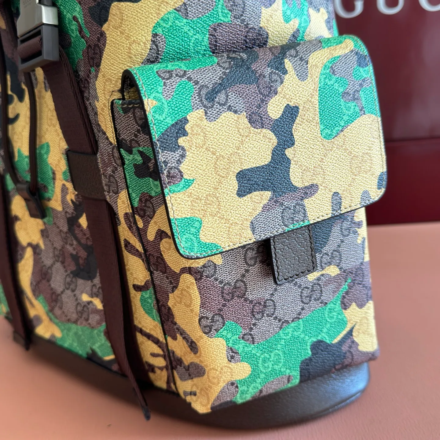 p1320. 💋💋💋【With full set of original counter packaging】💕Vivid camouflage combined with unique color matching, a new interpretation of the classic GG pattern. This large backpack is made of coated fabric with a marbled GG monogram pattern and is crafted with Double G details. Green and yellow camouflage marbled GG coated fabric Brown leather trim Palladium tone hardware Unique cotton and linen lining Double G Padded mesh at back Canvas shoulder strap Interior: 1 padded laptop compartment Exterior: 2 flap side pockets Handle height: 8.5 cm Flap closure Ident No.: 839110. Dimensions: 35cm (width) x 46cm (height) x 12cm (depth) Weight: approx. 1.4kg Color: brown/yellow camouflage pvc. Made in Italy