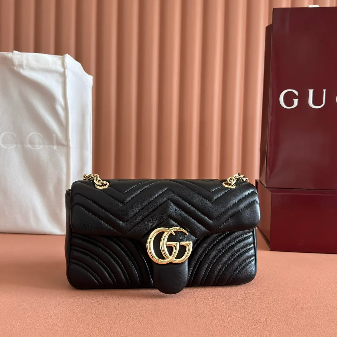 p1260. 💋💋💋【Full set of packaging at the counter】The brand's iconic GG Marmont series is ingeniously integrated with double G-shaped accessories and faceted chain straps, and soft leather is selected to create a soft-lined bag shape. Simple and neat back pockets make medium and large bags more practical. Black V-shaped Matelassé sheepskin Light gold-tone hardware Gucci ankara red viscose lining Double G Interior: One zipped pocket External: One open pocket Sliding chain strap that can be used as a shoulder strap (56 cm high) Spring-buckle flap Ident: 837267. Dimensions: 26cm (width) x 15cm (height) x 7cm (depth) Weight: approximately 0.65kg Color: black full leather/original leather. Made in Italy