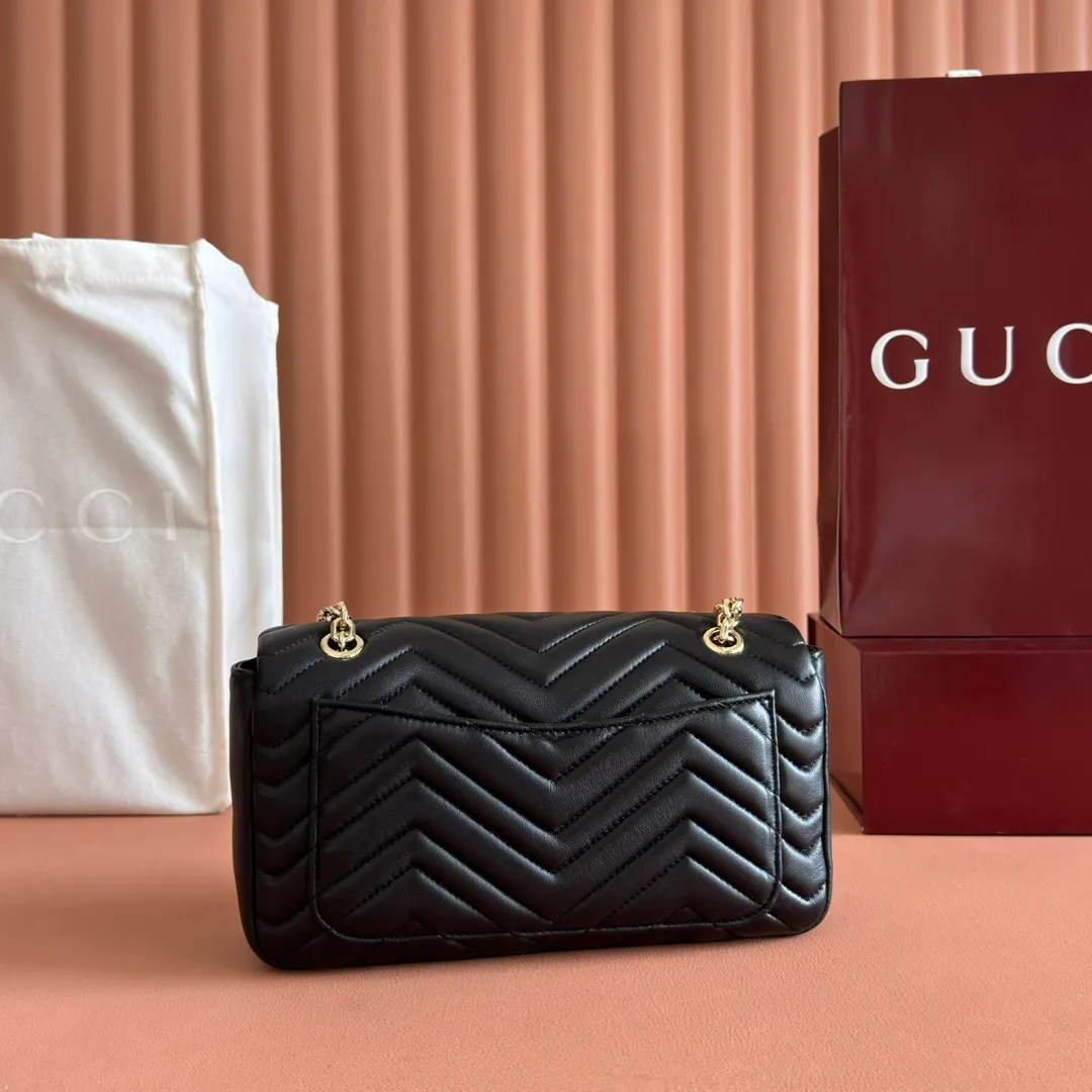 p1260. 💋💋💋【Full set of packaging at the counter】The brand's iconic GG Marmont series is ingeniously integrated with double G-shaped accessories and faceted chain straps, and soft leather is selected to create a soft-lined bag shape. Simple and neat back pockets make medium and large bags more practical. Black V-shaped Matelassé sheepskin Light gold-tone hardware Gucci ankara red viscose lining Double G Interior: One zipped pocket External: One open pocket Sliding chain strap that can be used as a shoulder strap (56 cm high) Spring-buckle flap Ident: 837267. Dimensions: 26cm (width) x 15cm (height) x 7cm (depth) Weight: approximately 0.65kg Color: black full leather/original leather. Made in Italy
