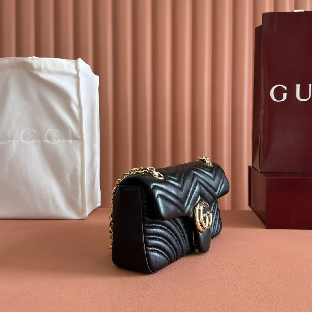 p1260. 💋💋💋【Full set of packaging at the counter】The brand's iconic GG Marmont series is ingeniously integrated with double G-shaped accessories and faceted chain straps, and soft leather is selected to create a soft-lined bag shape. Simple and neat back pockets make medium and large bags more practical. Black V-shaped Matelassé sheepskin Light gold-tone hardware Gucci ankara red viscose lining Double G Interior: One zipped pocket External: One open pocket Sliding chain strap that can be used as a shoulder strap (56 cm high) Spring-buckle flap Ident: 837267. Dimensions: 26cm (width) x 15cm (height) x 7cm (depth) Weight: approximately 0.65kg Color: black full leather/original leather. Made in Italy