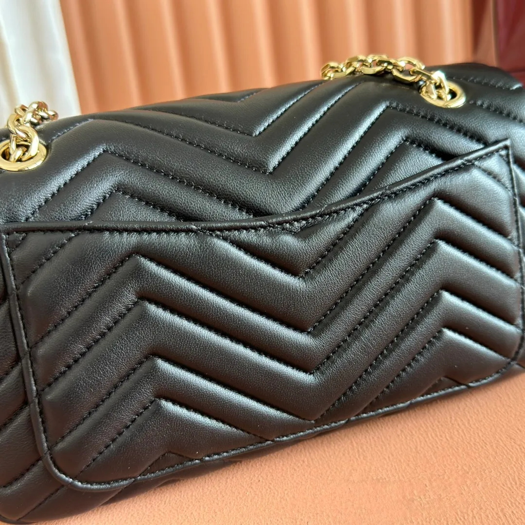 p1260. 💋💋💋【Full set of packaging at the counter】The brand's iconic GG Marmont series is ingeniously integrated with double G-shaped accessories and faceted chain straps, and soft leather is selected to create a soft-lined bag shape. Simple and neat back pockets make medium and large bags more practical. Black V-shaped Matelassé sheepskin Light gold-tone hardware Gucci ankara red viscose lining Double G Interior: One zipped pocket External: One open pocket Sliding chain strap that can be used as a shoulder strap (56 cm high) Spring-buckle flap Ident: 837267. Dimensions: 26cm (width) x 15cm (height) x 7cm (depth) Weight: approximately 0.65kg Color: black full leather/original leather. Made in Italy