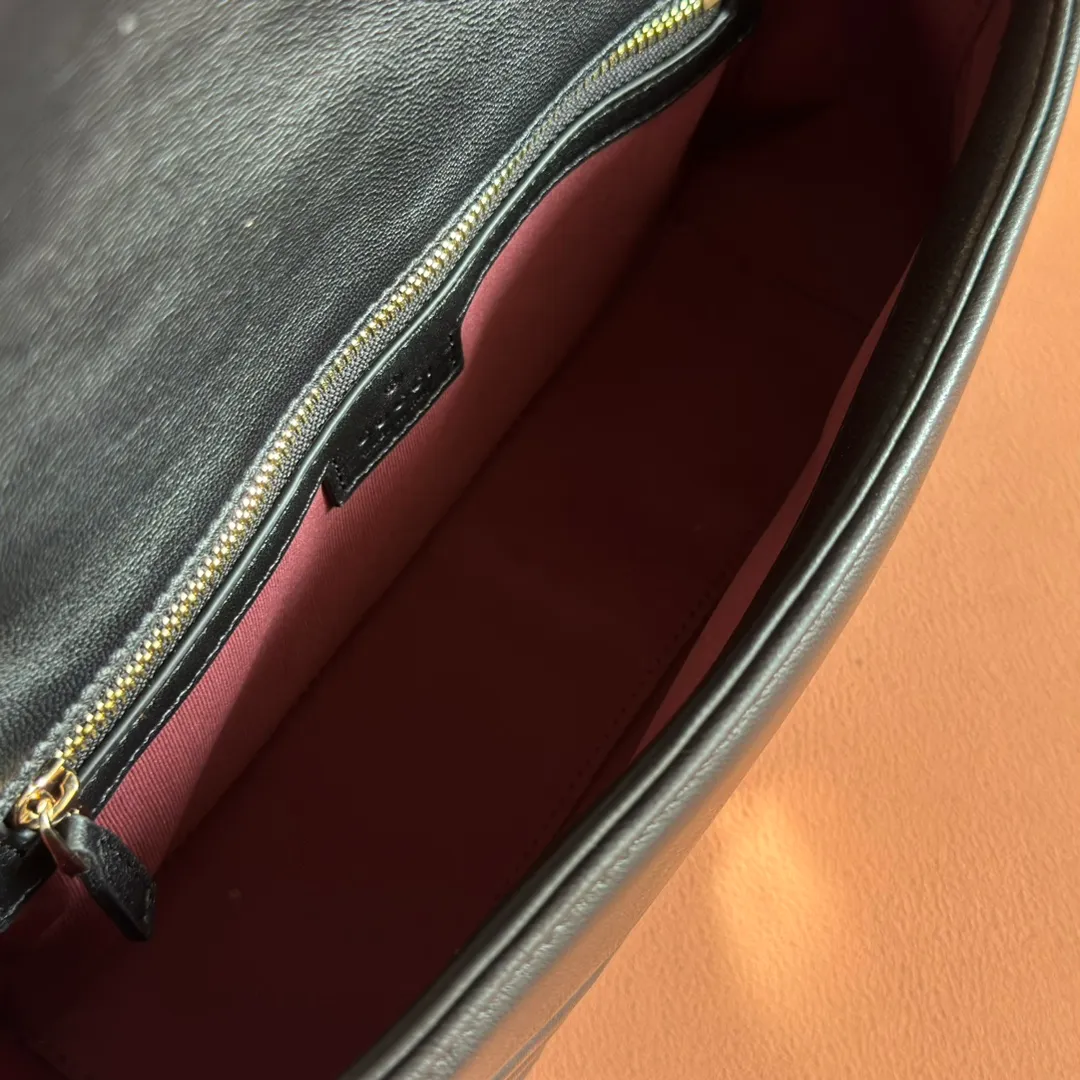 p1260. 💋💋💋【Full set of packaging at the counter】The brand's iconic GG Marmont series is ingeniously integrated with double G-shaped accessories and faceted chain straps, and soft leather is selected to create a soft-lined bag shape. Simple and neat back pockets make medium and large bags more practical. Black V-shaped Matelassé sheepskin Light gold-tone hardware Gucci ankara red viscose lining Double G Interior: One zipped pocket External: One open pocket Sliding chain strap that can be used as a shoulder strap (56 cm high) Spring-buckle flap Ident: 837267. Dimensions: 26cm (width) x 15cm (height) x 7cm (depth) Weight: approximately 0.65kg Color: black full leather/original leather. Made in Italy
