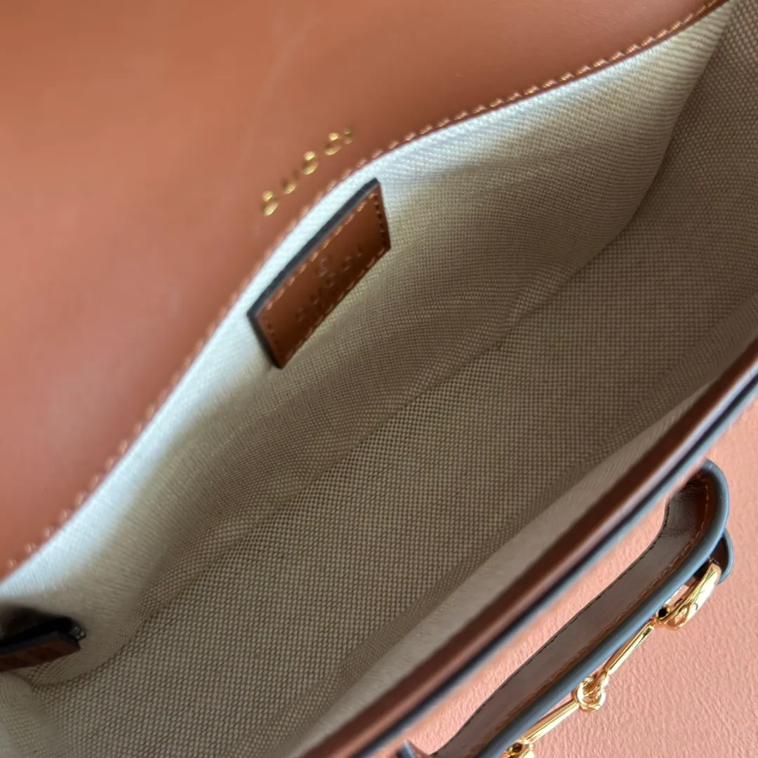 p1360. 📣📣📣【Original leather with 🌈Full counter packaging】🔥🔥 The structural shape and clean lines of Horsebit 1955 are presented in precious soft silver lizard, highlighting the series' iconic gold hardware. Super elegant, charming and shiny rare silver lizard pattern bag with sheepskin lining, full copper chain, as part of the GG genetic code, the double ring and bar design has been established as one of the most unique elements of the House symbol borrowed from the equestrian world. The delicate chain strap with monogrammed details adds a sophisticated note to the style, Model: 675801 Size: 20.5*14*5cm