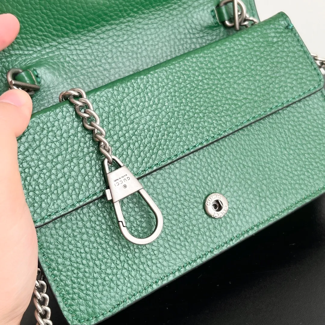 Actual shot #💰260 with box model: 476432 green leather size: 16.5x10x4.5cm 𝙂𝙪𝙘𝙘𝙞 𝘿𝙞𝙤𝙣𝙮𝙨𝙪𝙨 𝙈𝙞𝙣𝙞 16.5 Xiaogujia’s entry-level small bag is recommended. It’s not worth mentioning. It’s a classic model that can be said to be the symbol of Xiaogujia. The classic mini Dionysian buckle is paired with calfskin. This bag has a very high appearance rate. It is simply a tool for daily wear and is very popular on the street❗️