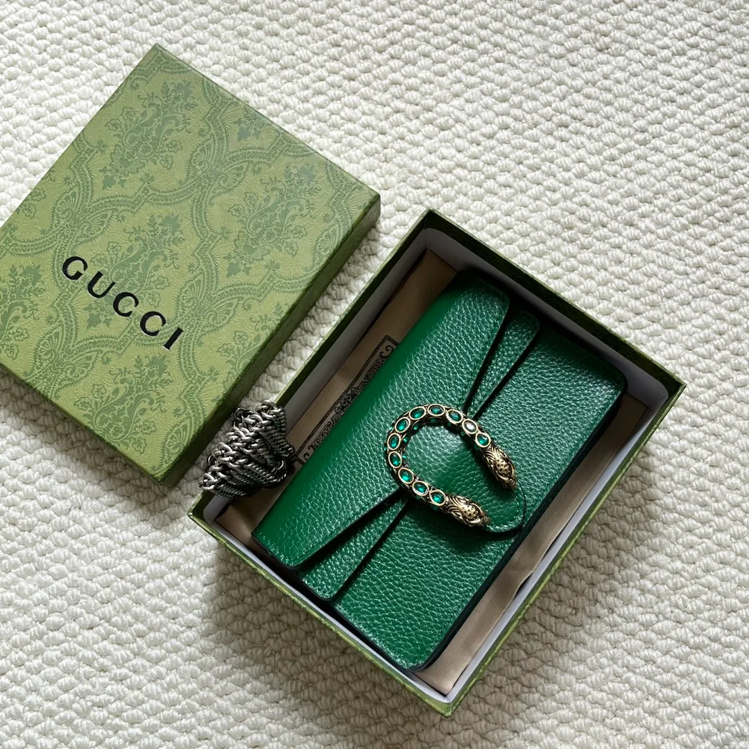 Actual shot #💰260 with box model: 476432 green leather size: 16.5x10x4.5cm 𝙂𝙪𝙘𝙘𝙞 𝘿𝙞𝙤𝙣𝙮𝙨𝙪𝙨 𝙈𝙞𝙣𝙞 16.5 Xiaogujia’s entry-level small bag is recommended. It’s not worth mentioning. It’s a classic model that can be said to be the symbol of Xiaogujia. The classic mini Dionysian buckle is paired with calfskin. This bag has a very high appearance rate. It is simply a tool for daily wear and is very popular on the street❗️