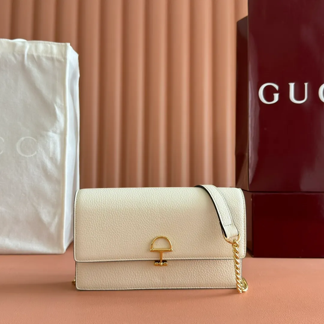 p720💋💋💋"With full set of original counter packaging" [New product] This Gucci Softbit series shoulder bag is ingeniously integrated with the brand's classic equestrian style accessories in the shape of a large half-horse bit. Black grained cow leather. Light gold-tone hardware. Black microfiber lining. Half horsebit buckle. Ident.: 837373. Dimensions: 20x13x6cm.
