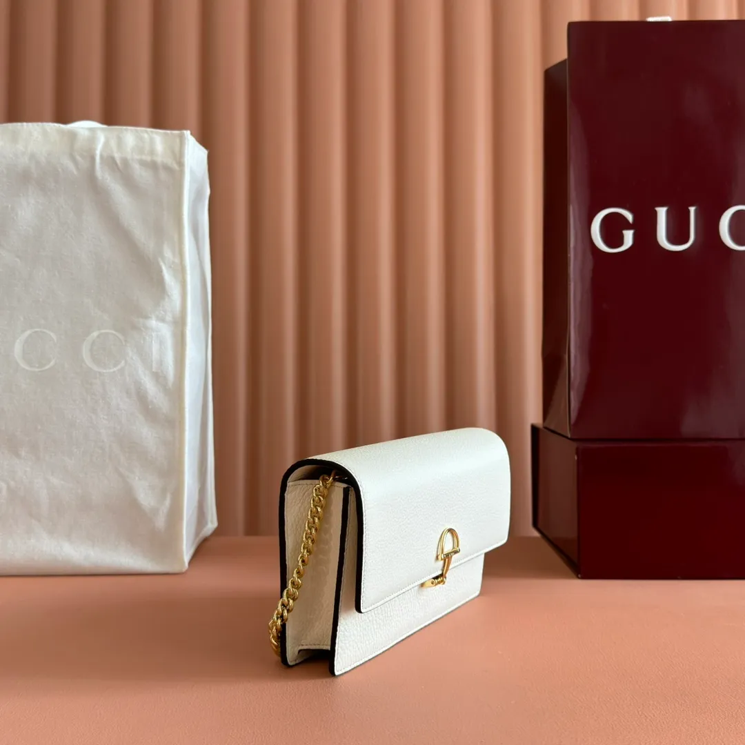 p720💋💋💋"With full set of original counter packaging" [New product] This Gucci Softbit series shoulder bag is ingeniously integrated with the brand's classic equestrian style accessories in the shape of a large half-horse bit. Black grained cow leather. Light gold-tone hardware. Black microfiber lining. Half horsebit buckle. Ident.: 837373. Dimensions: 20x13x6cm.