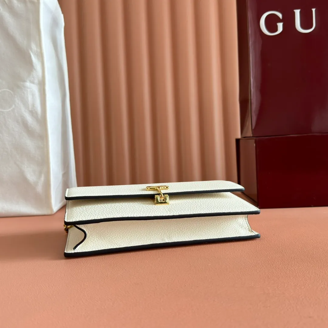 p720💋💋💋"With full set of original counter packaging" [New product] This Gucci Softbit series shoulder bag is ingeniously integrated with the brand's classic equestrian style accessories in the shape of a large half-horse bit. Black grained cow leather. Light gold-tone hardware. Black microfiber lining. Half horsebit buckle. Ident.: 837373. Dimensions: 20x13x6cm.