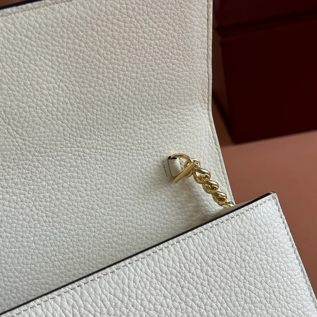 p720💋💋💋"With full set of original counter packaging" [New product] This Gucci Softbit series shoulder bag is ingeniously integrated with the brand's classic equestrian style accessories in the shape of a large half-horse bit. Black grained cow leather. Light gold-tone hardware. Black microfiber lining. Half horsebit buckle. Ident.: 837373. Dimensions: 20x13x6cm.
