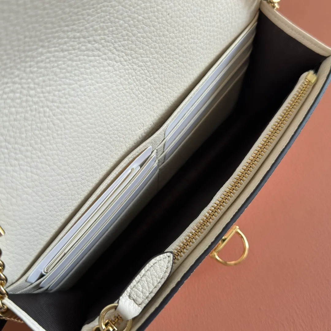 p720💋💋💋"With full set of original counter packaging" [New product] This Gucci Softbit series shoulder bag is ingeniously integrated with the brand's classic equestrian style accessories in the shape of a large half-horse bit. Black grained cow leather. Light gold-tone hardware. Black microfiber lining. Half horsebit buckle. Ident.: 837373. Dimensions: 20x13x6cm.