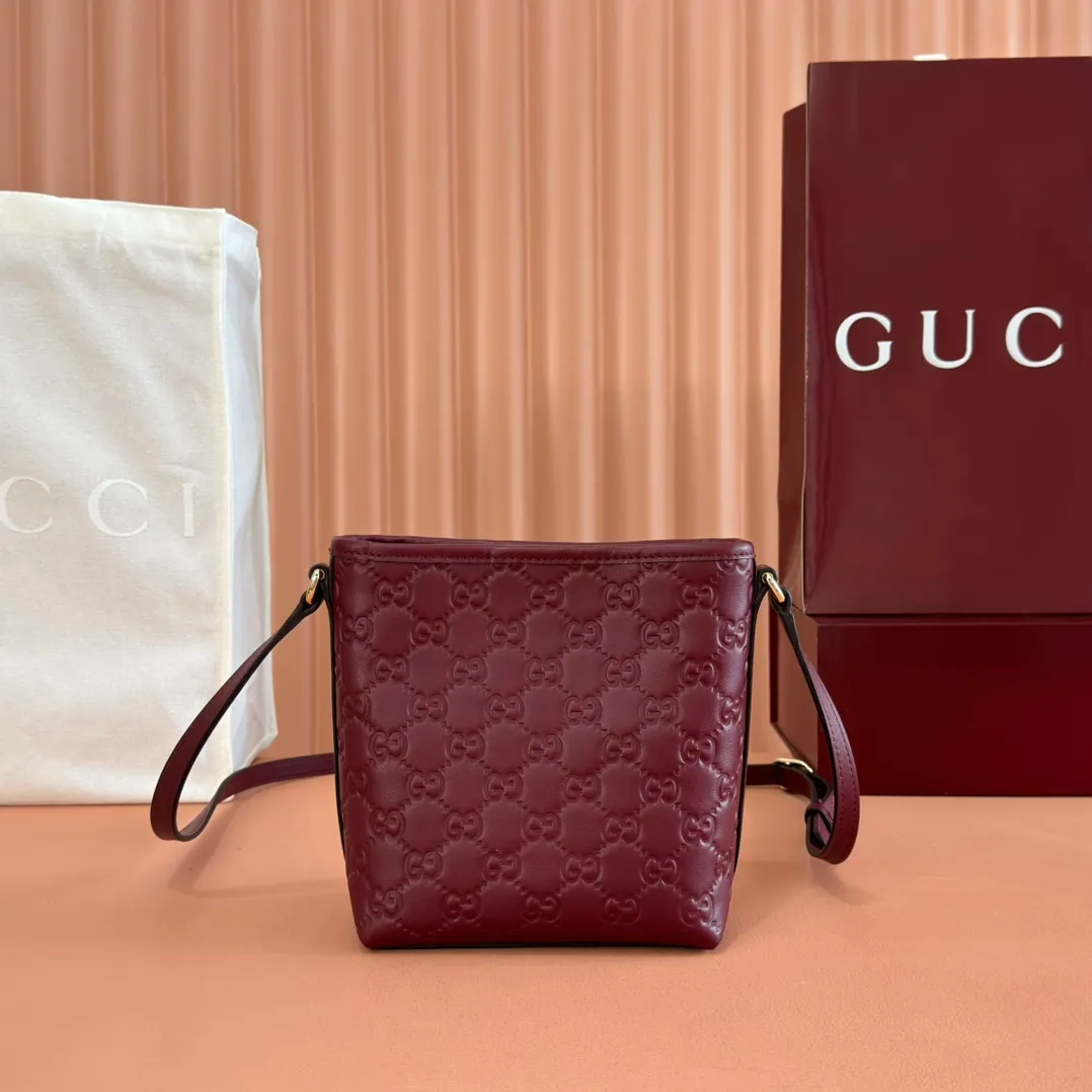 p960. 💋💋💋 Comes with a full set of original counter packaging [New product] 2025 autumn and winter series, this mini bucket bag reinterprets brand elements with practical design, adding a masterpiece to the new GG Emblem series. This mini bucket bag has a simple and compact silhouette with exquisite details. It is designed with a long shoulder strap and is comfortable to carry, making it a versatile item suitable for day and night occasions. New GG monogram coated fabric in beige and dark brown Black leather piping Gold-toned hardware Red and green webbing cotton lining Adjustable leather shoulder strap Height: 52-58 cm Model number: 847090. Dimensions: 15cm (bottom width) x 18cm (top width) x 18cm (height) x 8cm (depth) Weight: approx. 0.211kg Color: Pink/PVC. Made in Italy
