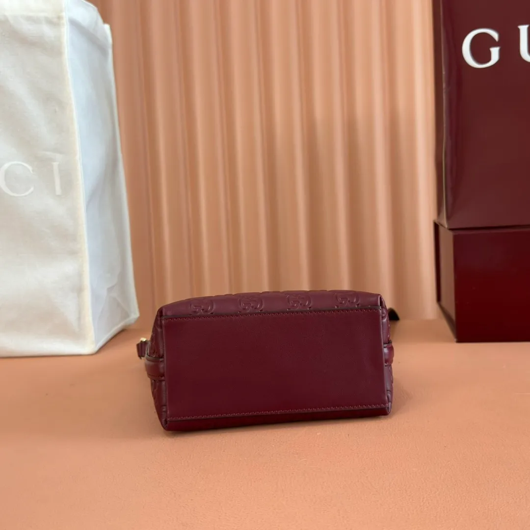 p960. 💋💋💋 Comes with a full set of original counter packaging [New product] 2025 autumn and winter series, this mini bucket bag reinterprets brand elements with practical design, adding a masterpiece to the new GG Emblem series. This mini bucket bag has a simple and compact silhouette with exquisite details. It is designed with a long shoulder strap and is comfortable to carry, making it a versatile item suitable for day and night occasions. New GG monogram coated fabric in beige and dark brown Black leather piping Gold-toned hardware Red and green webbing cotton lining Adjustable leather shoulder strap Height: 52-58 cm Model number: 847090. Dimensions: 15cm (bottom width) x 18cm (top width) x 18cm (height) x 8cm (depth) Weight: approx. 0.211kg Color: Pink/PVC. Made in Italy