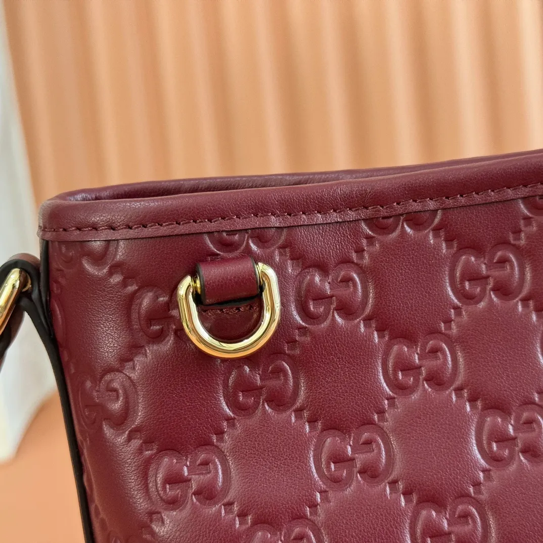 p960. 💋💋💋 Comes with a full set of original counter packaging [New product] 2025 autumn and winter series, this mini bucket bag reinterprets brand elements with practical design, adding a masterpiece to the new GG Emblem series. This mini bucket bag has a simple and compact silhouette with exquisite details. It is designed with a long shoulder strap and is comfortable to carry, making it a versatile item suitable for day and night occasions. New GG monogram coated fabric in beige and dark brown Black leather piping Gold-toned hardware Red and green webbing cotton lining Adjustable leather shoulder strap Height: 52-58 cm Model number: 847090. Dimensions: 15cm (bottom width) x 18cm (top width) x 18cm (height) x 8cm (depth) Weight: approx. 0.211kg Color: Pink/PVC. Made in Italy