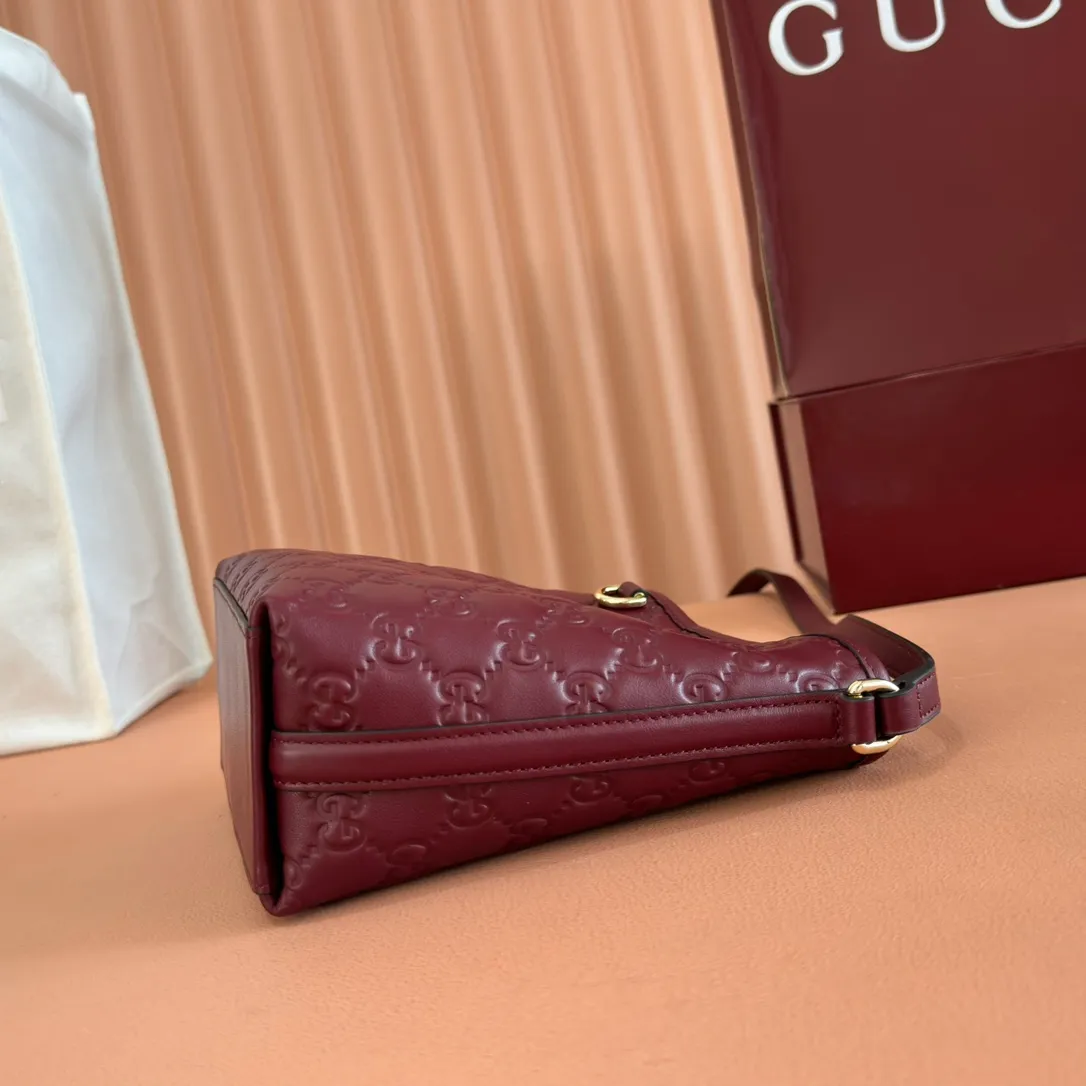 p960. 💋💋💋 Comes with a full set of original counter packaging [New product] 2025 autumn and winter series, this mini bucket bag reinterprets brand elements with practical design, adding a masterpiece to the new GG Emblem series. This mini bucket bag has a simple and compact silhouette with exquisite details. It is designed with a long shoulder strap and is comfortable to carry, making it a versatile item suitable for day and night occasions. New GG monogram coated fabric in beige and dark brown Black leather piping Gold-toned hardware Red and green webbing cotton lining Adjustable leather shoulder strap Height: 52-58 cm Model number: 847090. Dimensions: 15cm (bottom width) x 18cm (top width) x 18cm (height) x 8cm (depth) Weight: approx. 0.211kg Color: Pink/PVC. Made in Italy