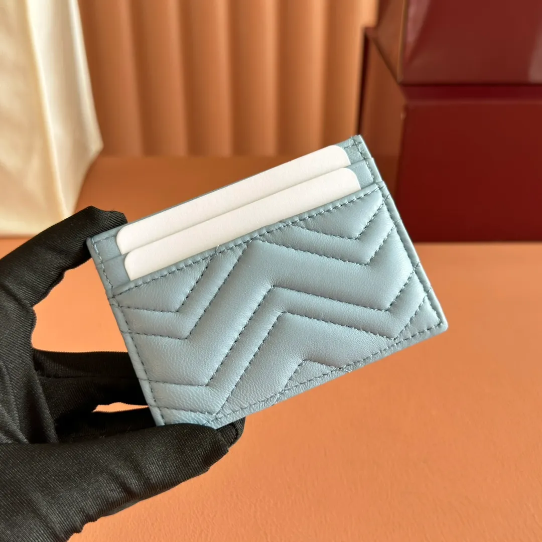 p280💋💋💋"With full set of original counter packaging" This GG Marmont series card holder is crafted from light blue V-shaped Matelassé cow leather. The bag has a crisp shape and is equipped with the iconic Double G accessories in silver tones. Light blue V-shaped Matelassé cow leather, silver-toned hardware, Double G, 4 card compartments, 1 open pocket. Model number: 443127. Dimensions: 10cm (width) x 7cm (height) Weight: approx. 65g