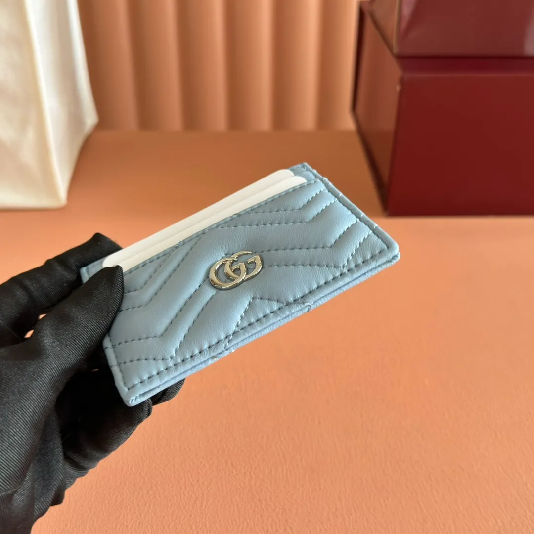 p280💋💋💋"With full set of original counter packaging" This GG Marmont series card holder is crafted from light blue V-shaped Matelassé cow leather. The bag has a crisp shape and is equipped with the iconic Double G accessories in silver tones. Light blue V-shaped Matelassé cow leather, silver-toned hardware, Double G, 4 card compartments, 1 open pocket. Model number: 443127. Dimensions: 10cm (width) x 7cm (height) Weight: approx. 65g