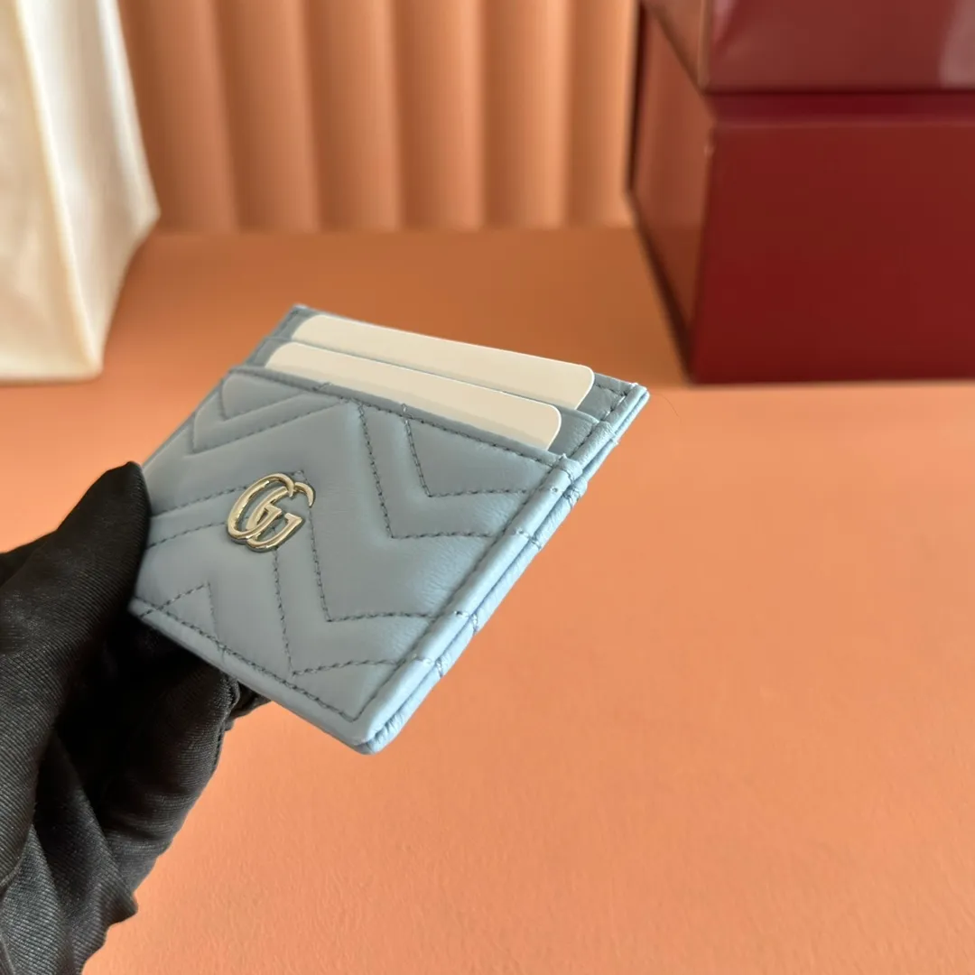 p280💋💋💋"With full set of original counter packaging" This GG Marmont series card holder is crafted from light blue V-shaped Matelassé cow leather. The bag has a crisp shape and is equipped with the iconic Double G accessories in silver tones. Light blue V-shaped Matelassé cow leather, silver-toned hardware, Double G, 4 card compartments, 1 open pocket. Model number: 443127. Dimensions: 10cm (width) x 7cm (height) Weight: approx. 65g