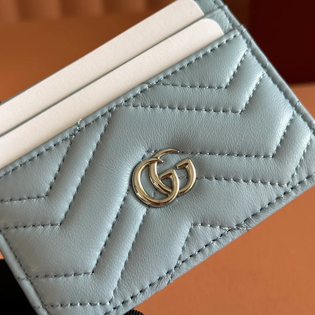 p280💋💋💋"With full set of original counter packaging" This GG Marmont series card holder is crafted from light blue V-shaped Matelassé cow leather. The bag has a crisp shape and is equipped with the iconic Double G accessories in silver tones. Light blue V-shaped Matelassé cow leather, silver-toned hardware, Double G, 4 card compartments, 1 open pocket. Model number: 443127. Dimensions: 10cm (width) x 7cm (height) Weight: approx. 65g