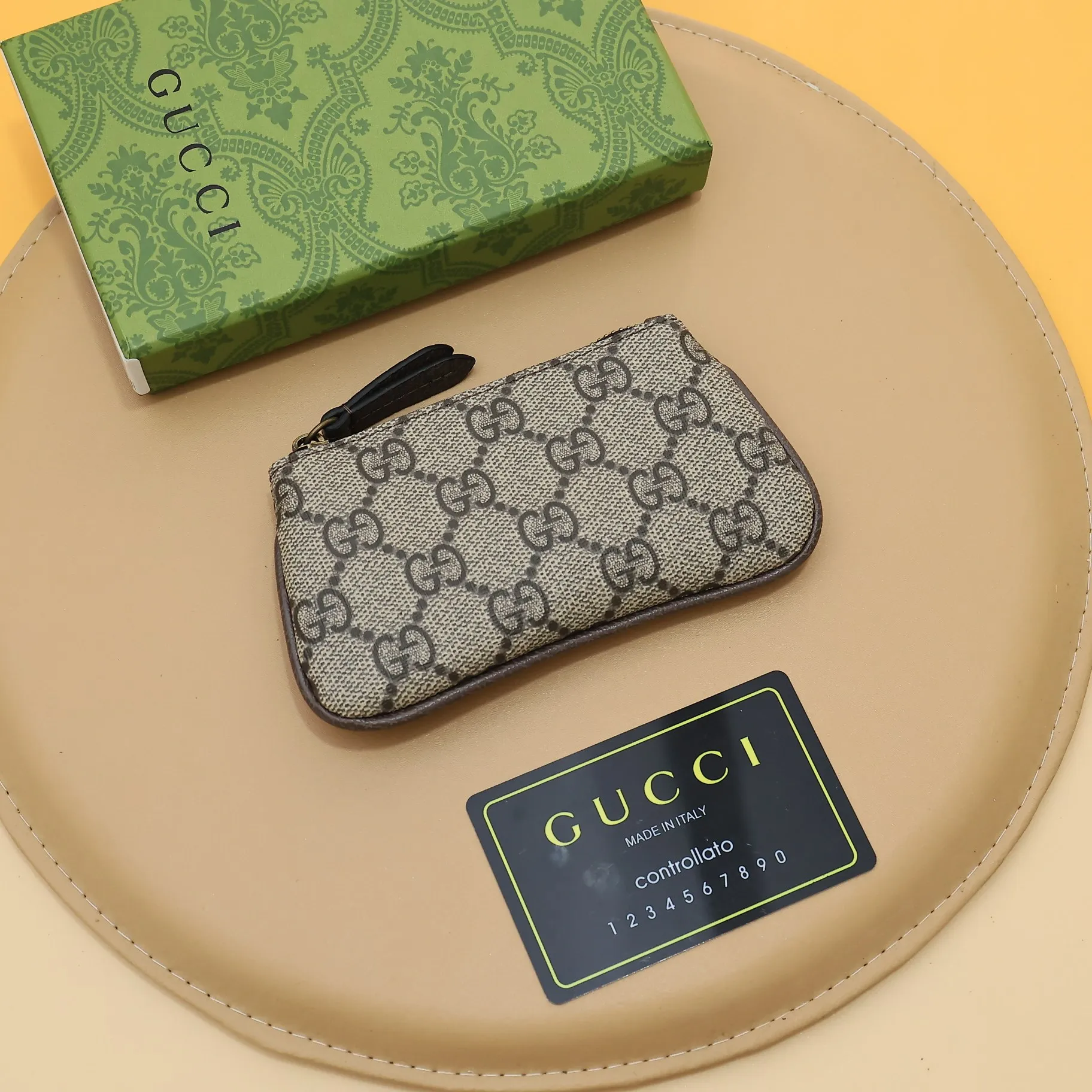 ￥140 GUCCI’s new small coin purse ~ lipstick bag🧃🧃 is made of imported calfskin with embroidered wavy pattern, 🧃🧃 matched with exquisite original factory bronze double G hardware 🧃🧃, flexible and unique hook buckle, small and exquisite, great effect, model: 671722, size: 12.5x7x1.5cm Color: coffee G letter U