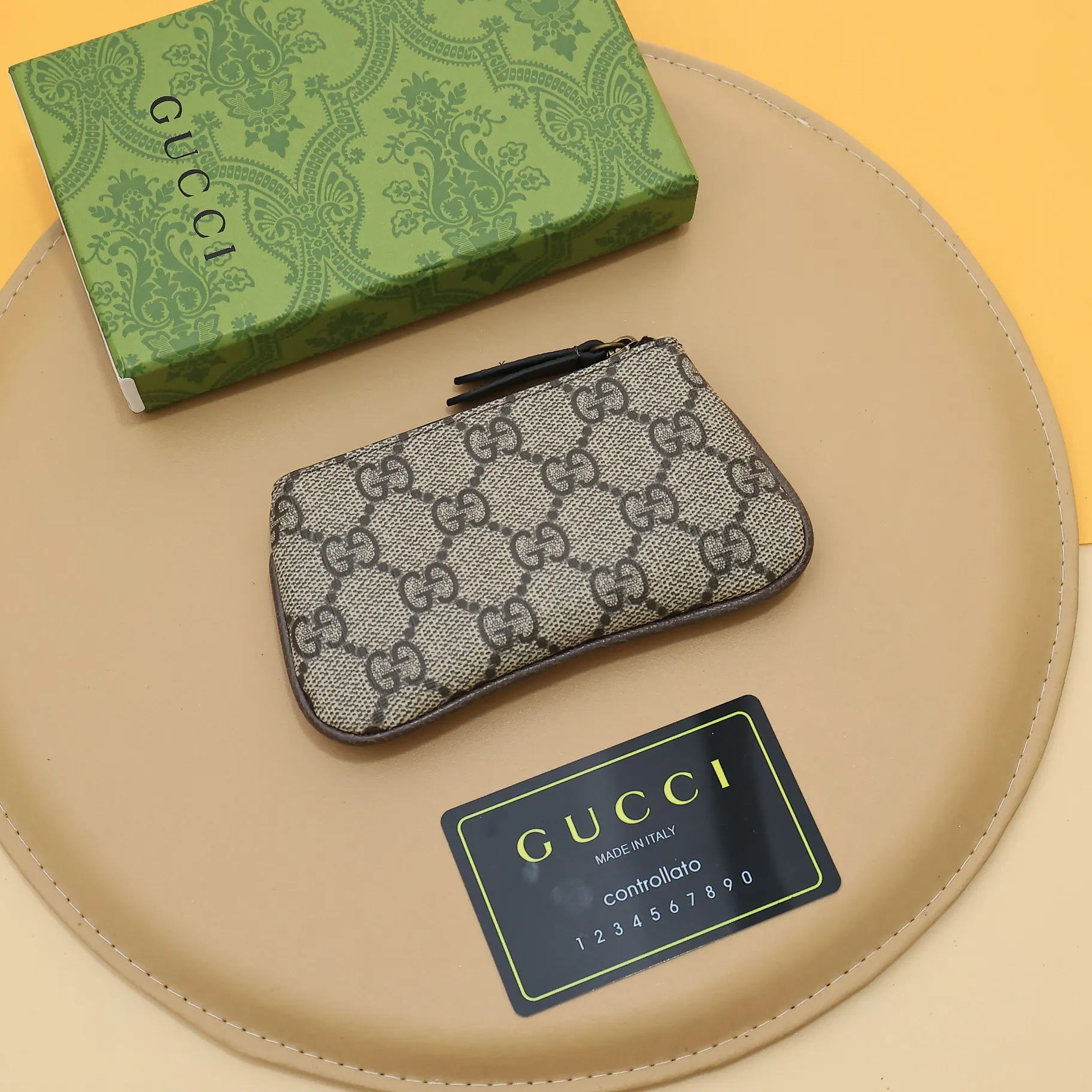 ￥140 GUCCI’s new small coin purse ~ lipstick bag🧃🧃 is made of imported calfskin with embroidered wavy pattern, 🧃🧃 matched with exquisite original factory bronze double G hardware 🧃🧃, flexible and unique hook buckle, small and exquisite, great effect, model: 671722, size: 12.5x7x1.5cm Color: coffee G letter U