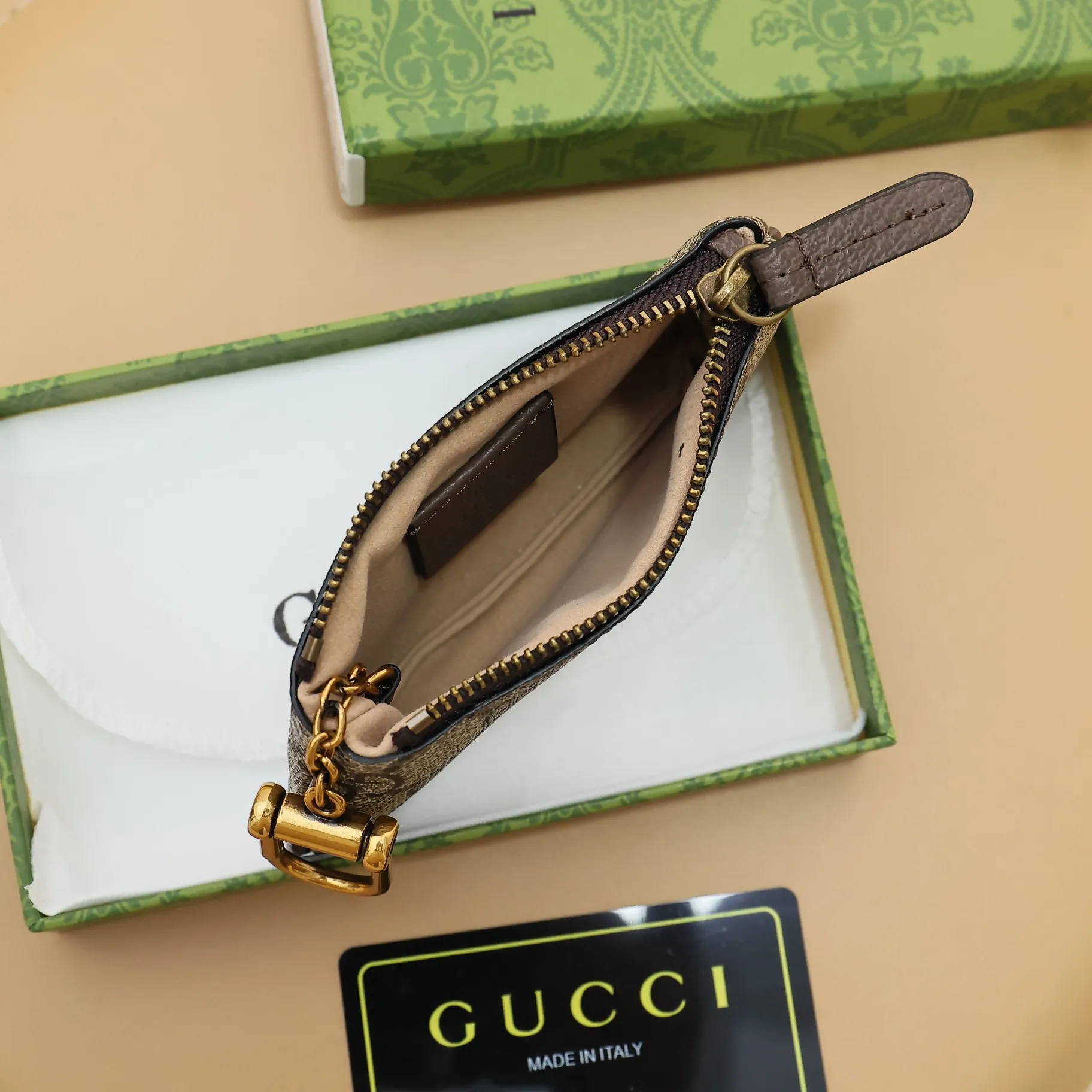 ￥140 GUCCI’s new small coin purse ~ lipstick bag🧃🧃 is made of imported calfskin with embroidered wavy pattern, 🧃🧃 matched with exquisite original factory bronze double G hardware 🧃🧃, flexible and unique hook buckle, small and exquisite, great effect, model: 671722, size: 12.5x7x1.5cm Color: coffee G letter U