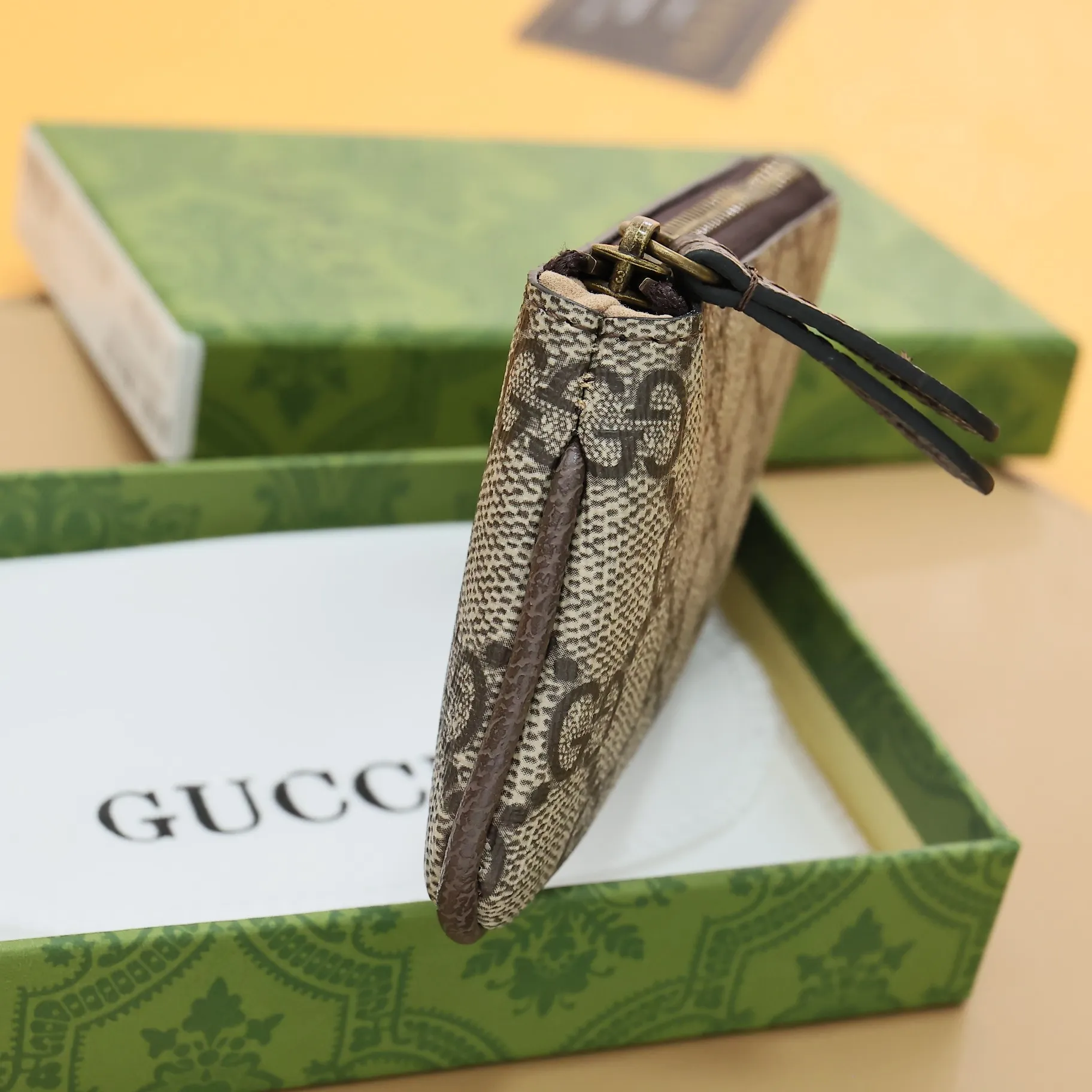 ￥140 GUCCI’s new small coin purse ~ lipstick bag🧃🧃 is made of imported calfskin with embroidered wavy pattern, 🧃🧃 matched with exquisite original factory bronze double G hardware 🧃🧃, flexible and unique hook buckle, small and exquisite, great effect, model: 671722, size: 12.5x7x1.5cm Color: coffee G letter U