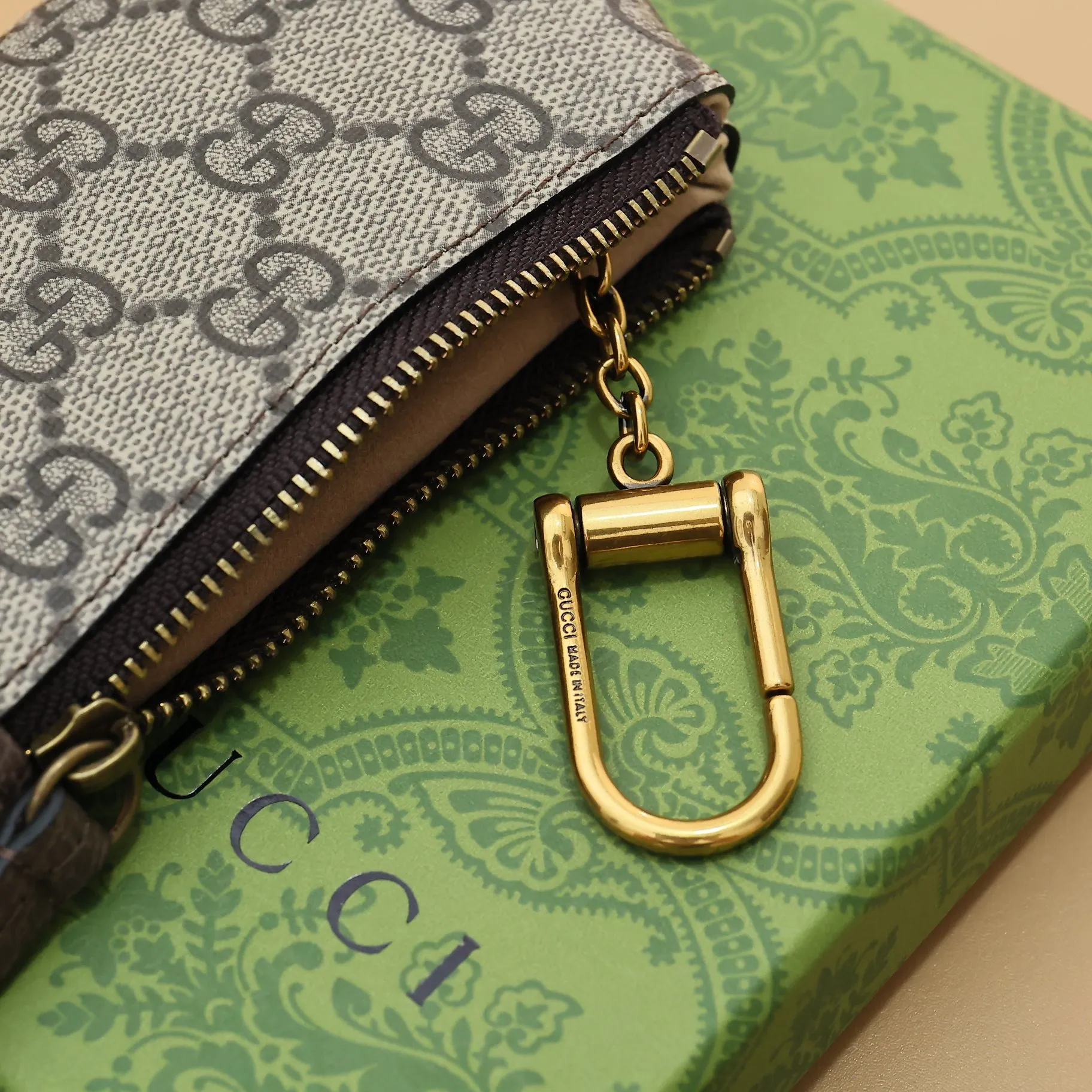 ￥140 GUCCI’s new small coin purse ~ lipstick bag🧃🧃 is made of imported calfskin with embroidered wavy pattern, 🧃🧃 matched with exquisite original factory bronze double G hardware 🧃🧃, flexible and unique hook buckle, small and exquisite, great effect, model: 671722, size: 12.5x7x1.5cm Color: coffee G letter U