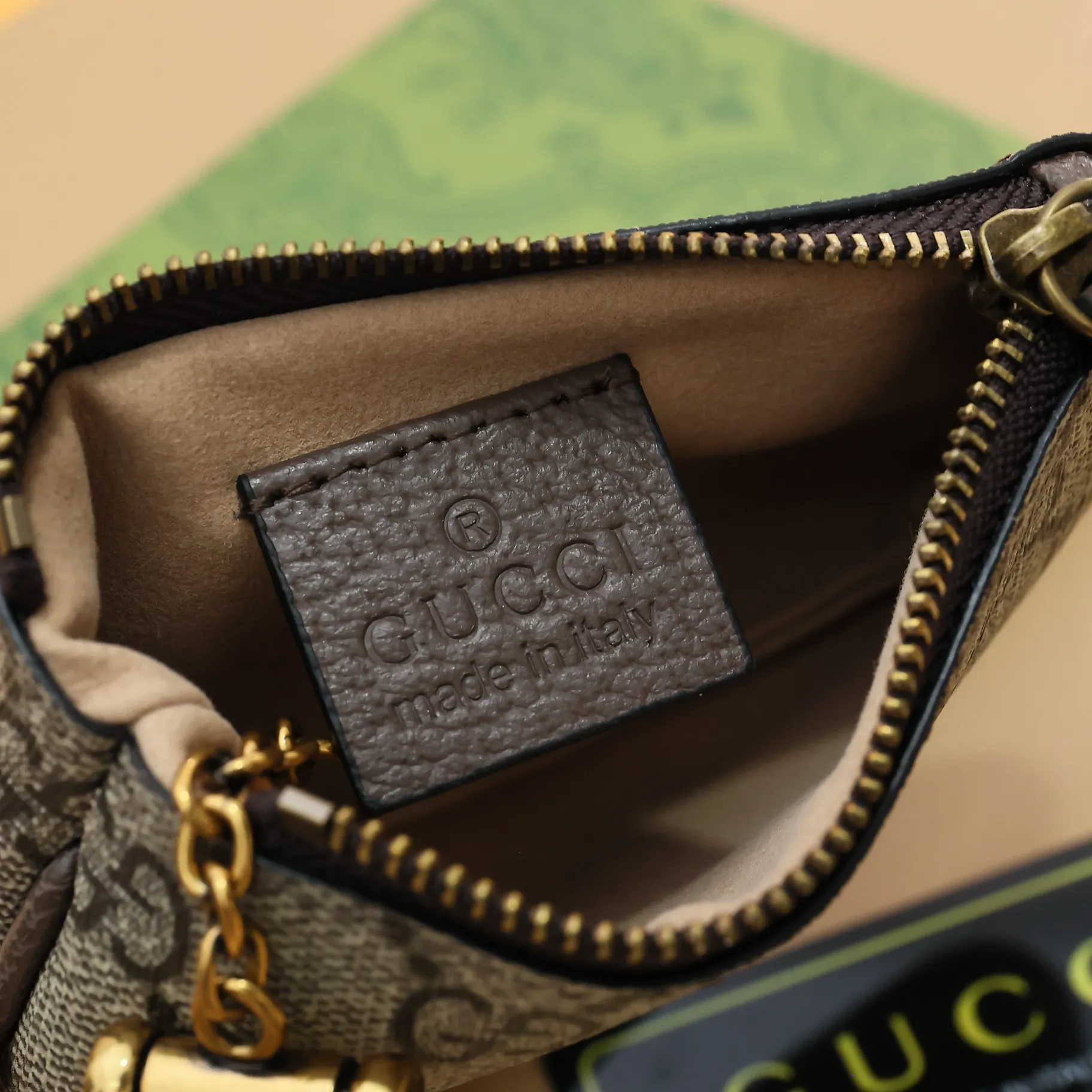 ￥140 GUCCI’s new small coin purse ~ lipstick bag🧃🧃 is made of imported calfskin with embroidered wavy pattern, 🧃🧃 matched with exquisite original factory bronze double G hardware 🧃🧃, flexible and unique hook buckle, small and exquisite, great effect, model: 671722, size: 12.5x7x1.5cm Color: coffee G letter U