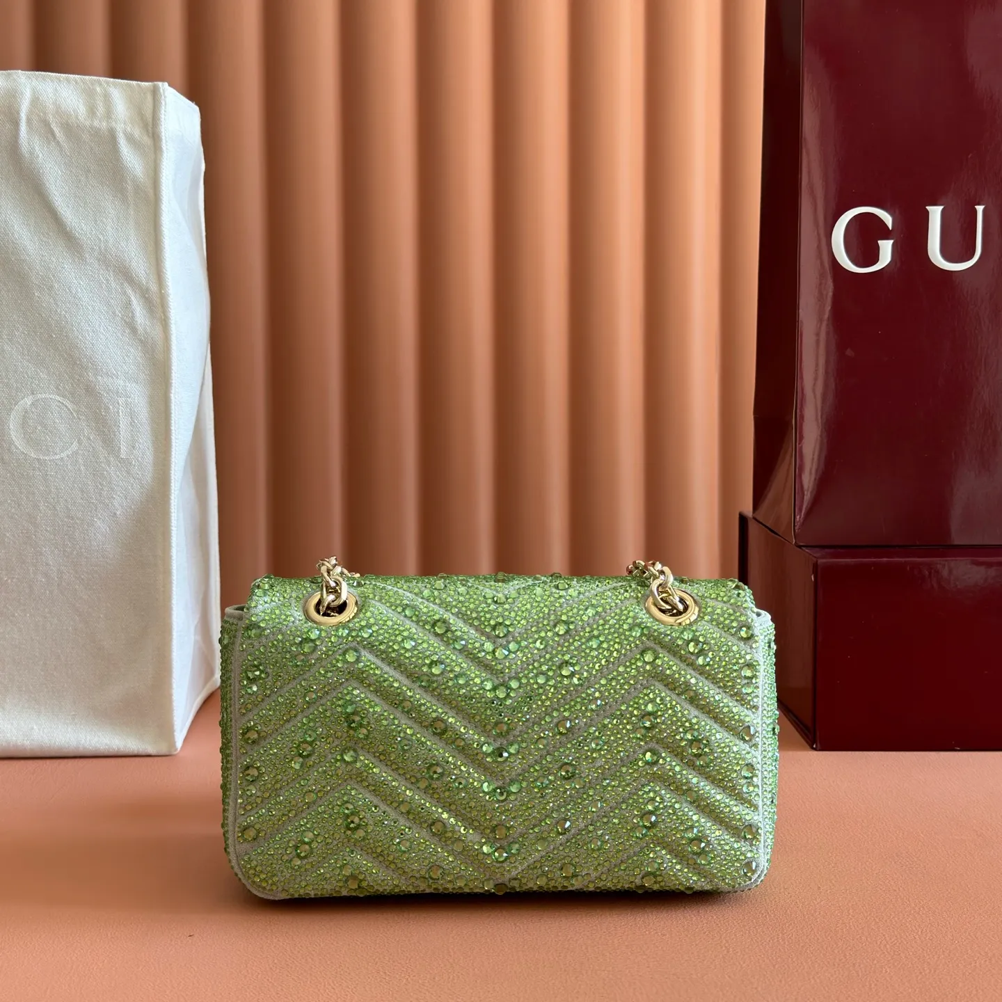 p1300💋💋💋【Original configuration and full counter packaging】The brand's iconic GG Marmont series is ingeniously integrated with classic double G elements and light gold tone faceted chain straps to create a fashionable handbag design. This shoulder bag is made of light green nubuck leather and is carefully embellished with crystals for an elegant look. Light green quilted V-shaped nubuck with crystals Light gold-tone hardware Green viscose lining Double G Interior: 1 open pocket Sliding chain strap that can be used as a shoulder strap (55 cm high) Snap-lock flap Ident.: 837280. Dimensions: 22cm (W) x 12.5cm (H) x 6cm (D) Weight: approx. 0.55kg Color: Green/Crystal. Made in Italy