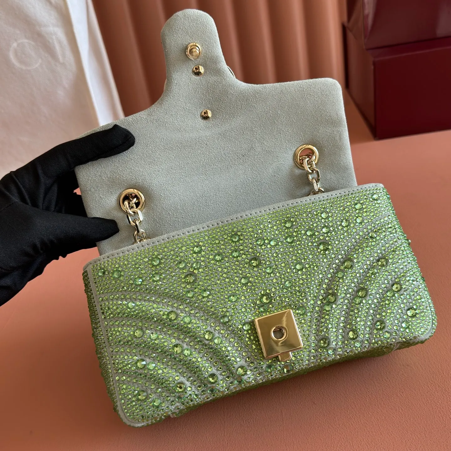 p1300💋💋💋【Original configuration and full counter packaging】The brand's iconic GG Marmont series is ingeniously integrated with classic double G elements and light gold tone faceted chain straps to create a fashionable handbag design. This shoulder bag is made of light green nubuck leather and is carefully embellished with crystals for an elegant look. Light green quilted V-shaped nubuck with crystals Light gold-tone hardware Green viscose lining Double G Interior: 1 open pocket Sliding chain strap that can be used as a shoulder strap (55 cm high) Snap-lock flap Ident.: 837280. Dimensions: 22cm (W) x 12.5cm (H) x 6cm (D) Weight: approx. 0.55kg Color: Green/Crystal. Made in Italy