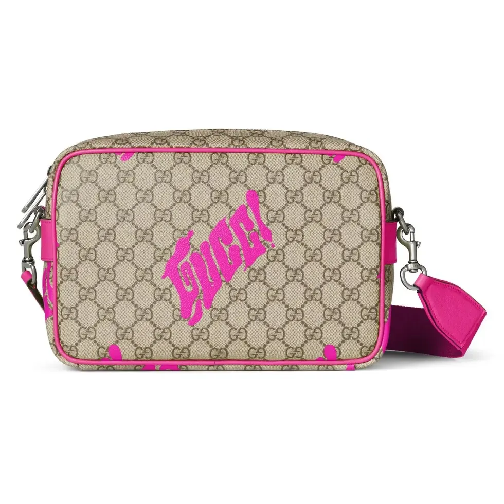 🔥In the 4050 early autumn series, Chinese artist Currynew reinterprets the brand logo, adding color to men's ready-to-wear, leather goods and accessories. This cross-body bag is crafted from coated fabric with the classic GG monogram pattern, cleverly integrated with Gucci prints and contrasting leather piping, making the entire design fuller. Beige and dark brown coated fabric with classic GG monogram pattern Bright pink leather trim Gucci print Currynew workmanship Cotton and linen blend lining Interior: 1 zip pocket Holds iPhone Plus, bi-fold wallet or card holder, and Airpods Removable canvas and leather shoulder strap (55cm high) Zip closure Ident No.: 839380. Dimensions: 27 cm (width) x 18 cm (height) x 7.5 cm (depth) Weight: about 0.61 kg Color: Purple silk screen/original leather.  Made in Italy